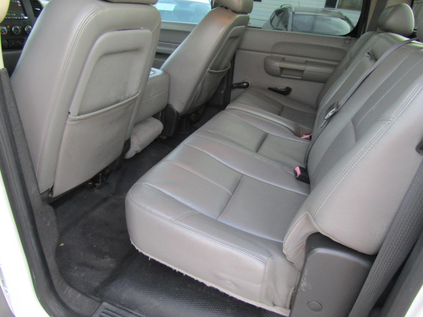 2012 White Chevrolet Silverado 1500 LT Ext. Cab 2WD (1GCRCSE02CZ) with an 5.3L V8 OHV 16V FFV engine, Automatic transmission, located at 15016 S Hwy 231, Midland City, AL, 36350, (334) 983-3001, 31.306210, -85.495277 - Photo#4