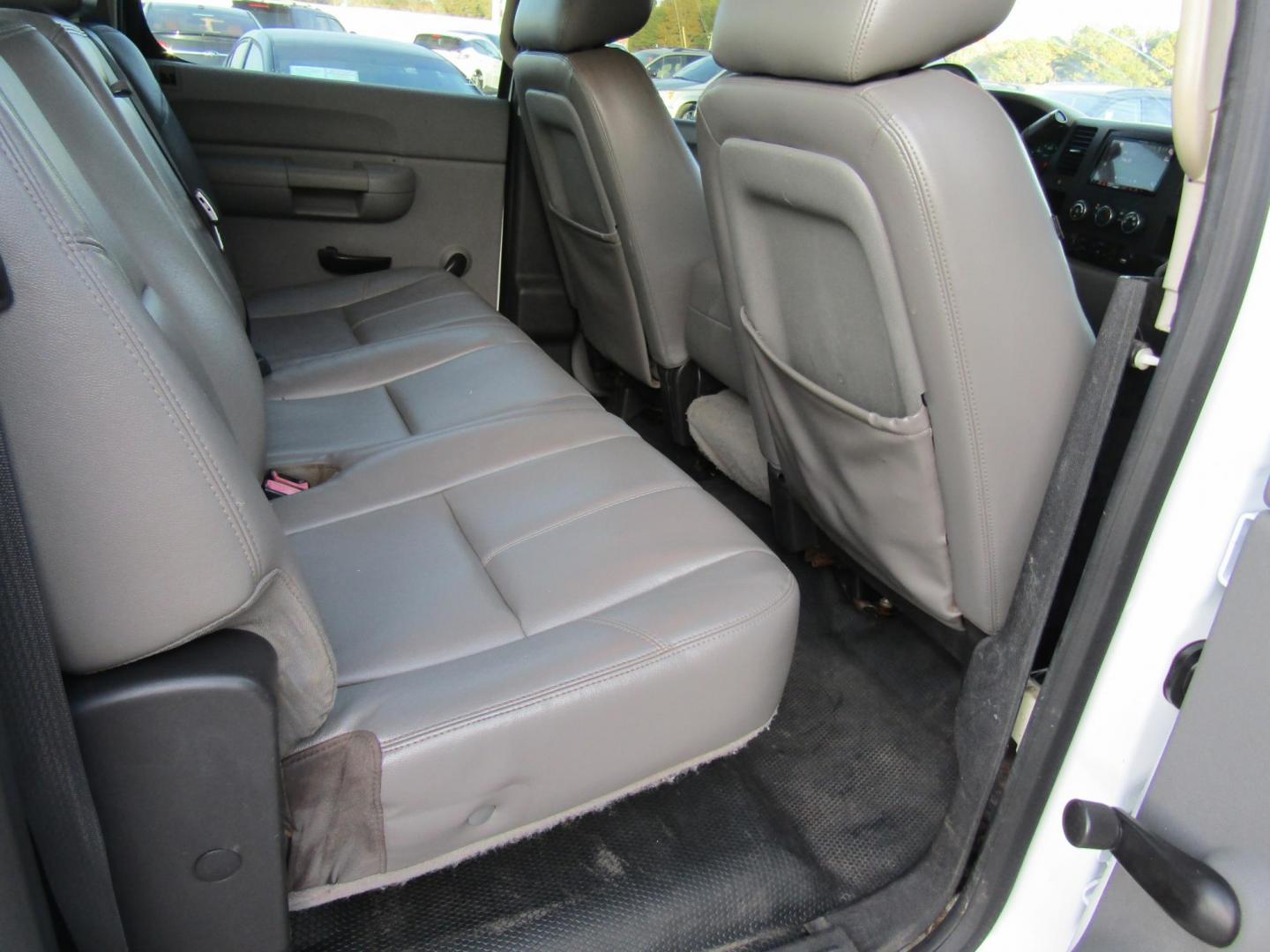 2012 White Chevrolet Silverado 1500 LT Ext. Cab 2WD (1GCRCSE02CZ) with an 5.3L V8 OHV 16V FFV engine, Automatic transmission, located at 15016 S Hwy 231, Midland City, AL, 36350, (334) 983-3001, 31.306210, -85.495277 - Photo#8