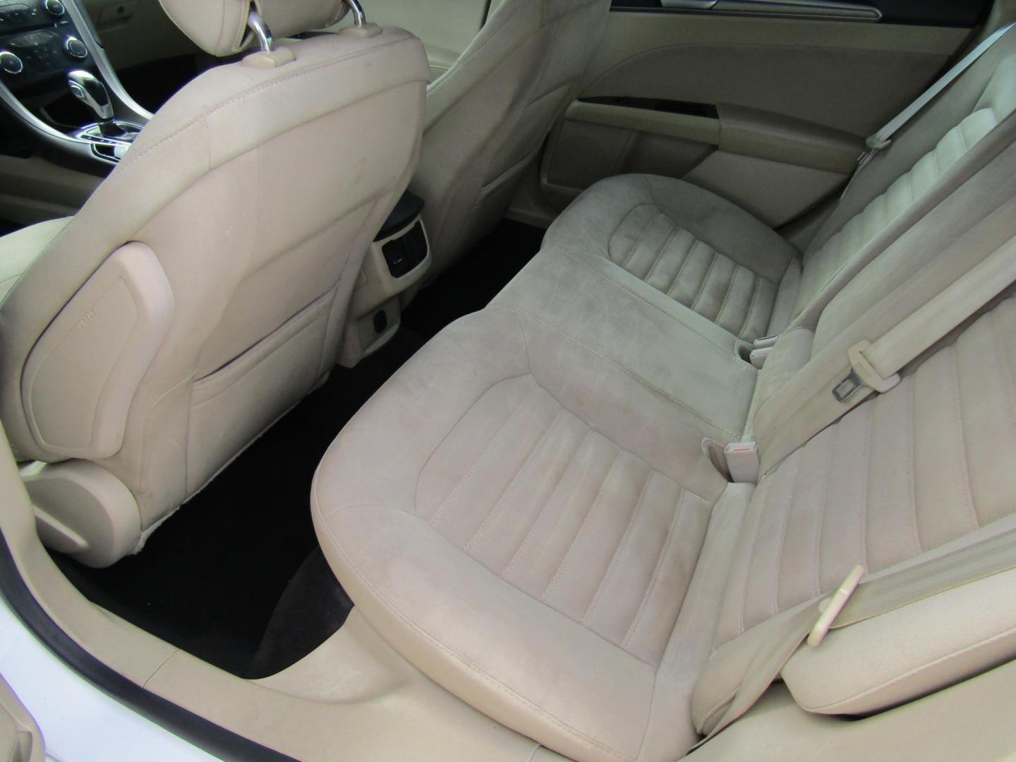 2013 White Ford Fusion SE (3FA6P0HR9DR) with an 1.6L L4 DOHC 16V engine, Automatic transmission, located at 15016 S Hwy 231, Midland City, AL, 36350, (334) 983-3001, 31.306210, -85.495277 - Photo#3