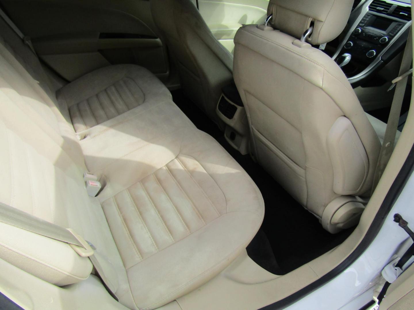 2013 White Ford Fusion SE (3FA6P0HR9DR) with an 1.6L L4 DOHC 16V engine, Automatic transmission, located at 15016 S Hwy 231, Midland City, AL, 36350, (334) 983-3001, 31.306210, -85.495277 - Photo#6