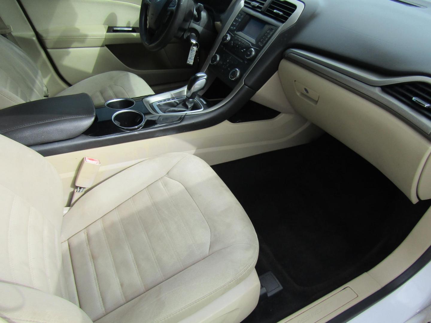 2013 White Ford Fusion SE (3FA6P0HR9DR) with an 1.6L L4 DOHC 16V engine, Automatic transmission, located at 15016 S Hwy 231, Midland City, AL, 36350, (334) 983-3001, 31.306210, -85.495277 - Photo#7