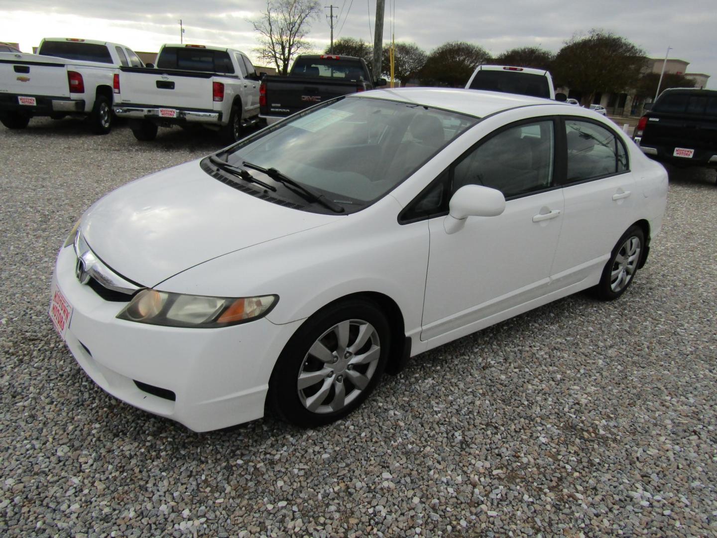 2010 White Honda Civic LX Sedan 5-Speed AT (2HGFA1F5XAH) with an 1.8L L4 SOHC 16V engine, Automatic transmission, located at 15016 S Hwy 231, Midland City, AL, 36350, (334) 983-3001, 31.306210, -85.495277 - Photo#2