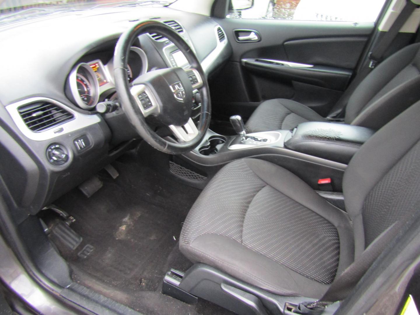 2016 Gray Dodge Journey SXT (3C4PDCBG5GT) with an 3.6L V6 DOHC 24V engine, Automatic transmission, located at 15016 S Hwy 231, Midland City, AL, 36350, (334) 983-3001, 31.306210, -85.495277 - Photo#3