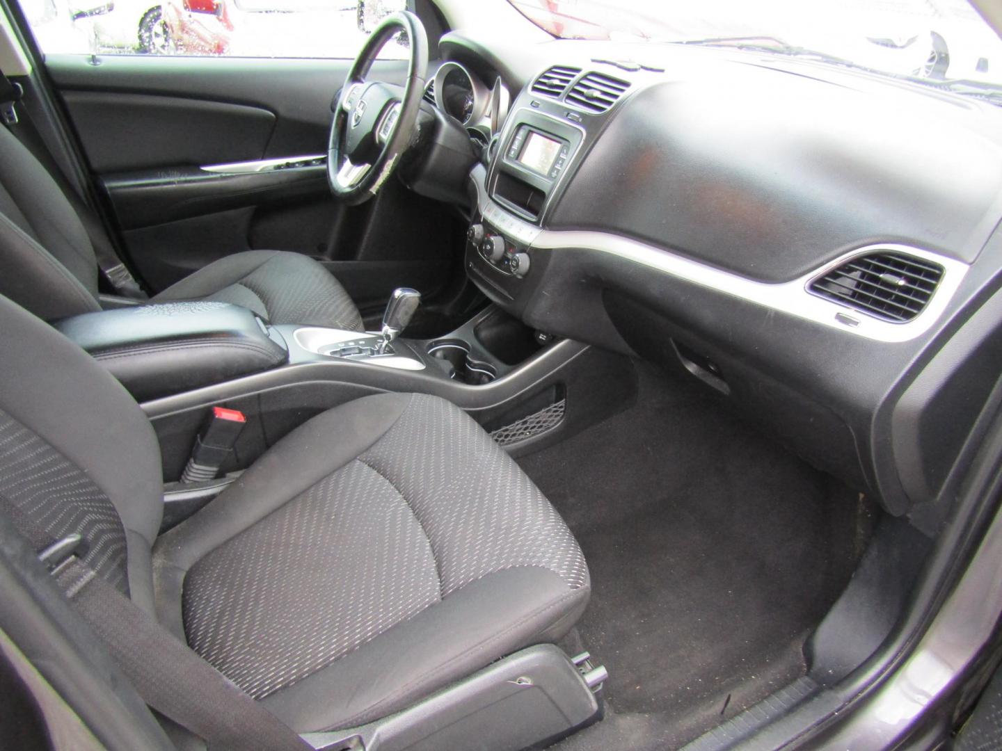 2016 Gray Dodge Journey SXT (3C4PDCBG5GT) with an 3.6L V6 DOHC 24V engine, Automatic transmission, located at 15016 S Hwy 231, Midland City, AL, 36350, (334) 983-3001, 31.306210, -85.495277 - Photo#9