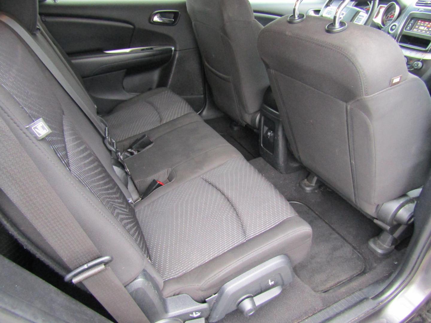 2016 Gray Dodge Journey SXT (3C4PDCBG5GT) with an 3.6L V6 DOHC 24V engine, Automatic transmission, located at 15016 S Hwy 231, Midland City, AL, 36350, (334) 983-3001, 31.306210, -85.495277 - Photo#8