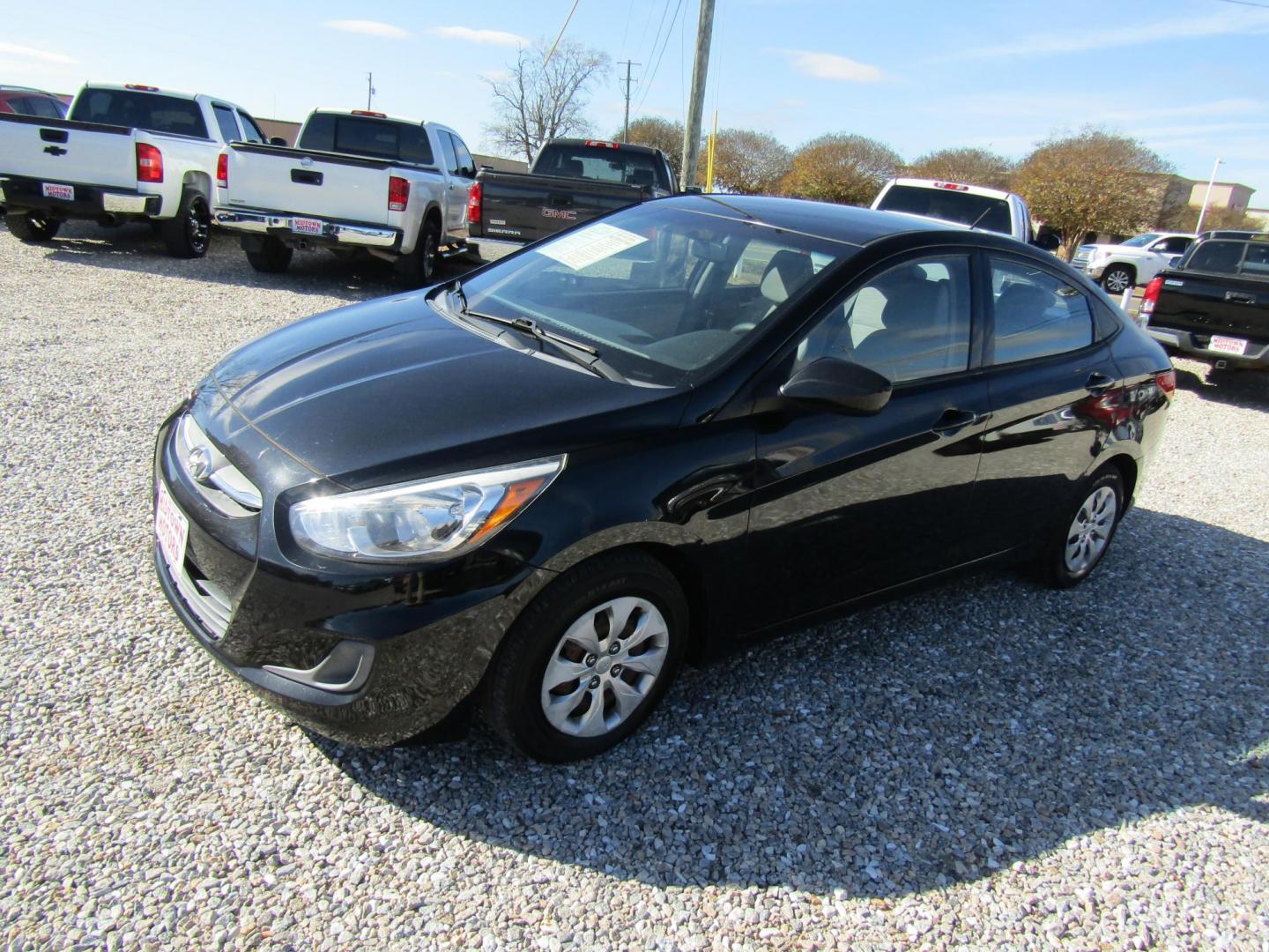2017 Black Hyundai Accent SE 4-Door 6M (KMHCT4AE4HU) with an 1.6L L4 DOHC 16V engine, Automatic transmission, located at 15016 S Hwy 231, Midland City, AL, 36350, (334) 983-3001, 31.306210, -85.495277 - Photo#2