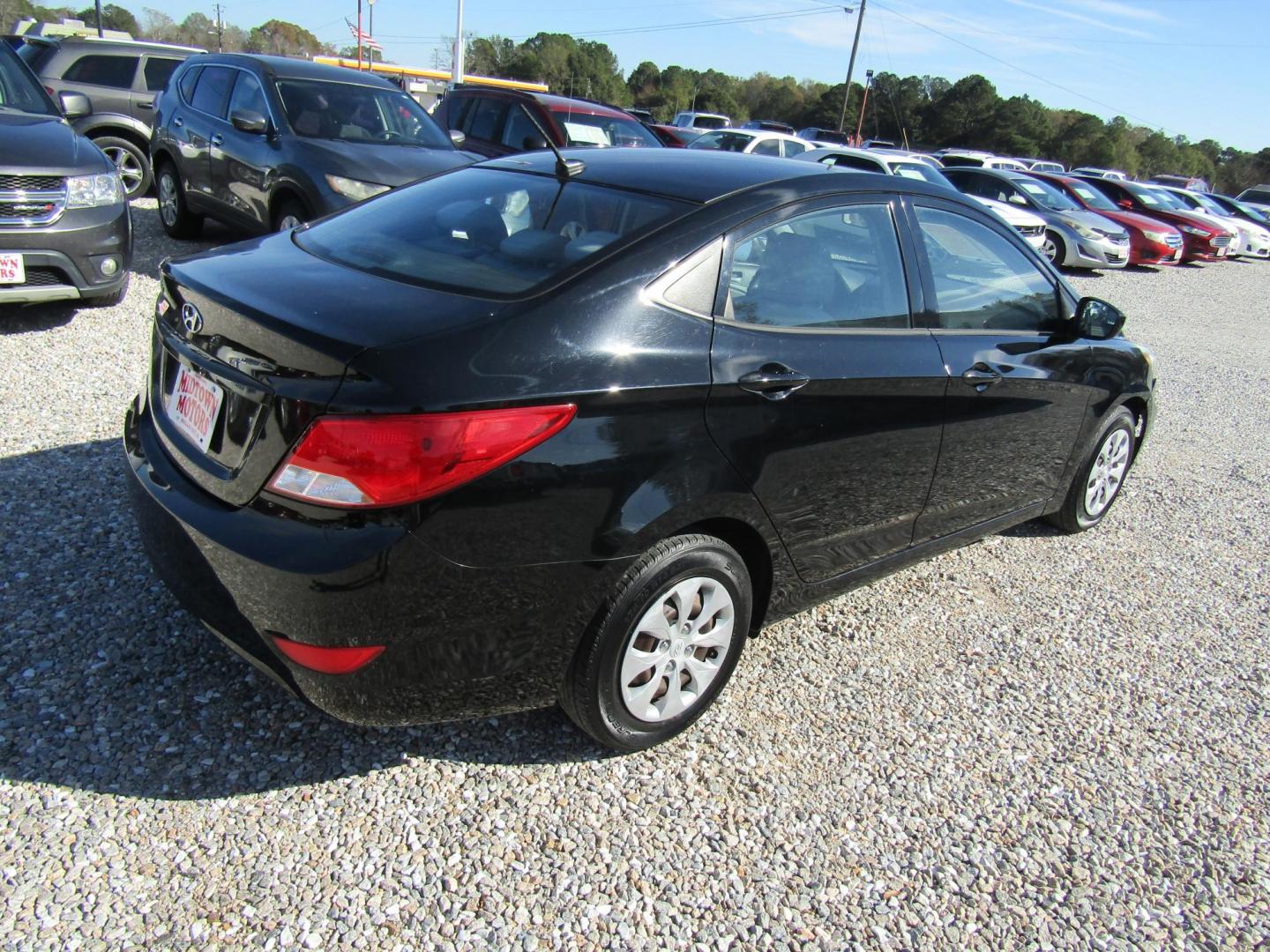 2017 Black Hyundai Accent SE 4-Door 6M (KMHCT4AE4HU) with an 1.6L L4 DOHC 16V engine, Automatic transmission, located at 15016 S Hwy 231, Midland City, AL, 36350, (334) 983-3001, 31.306210, -85.495277 - Photo#5