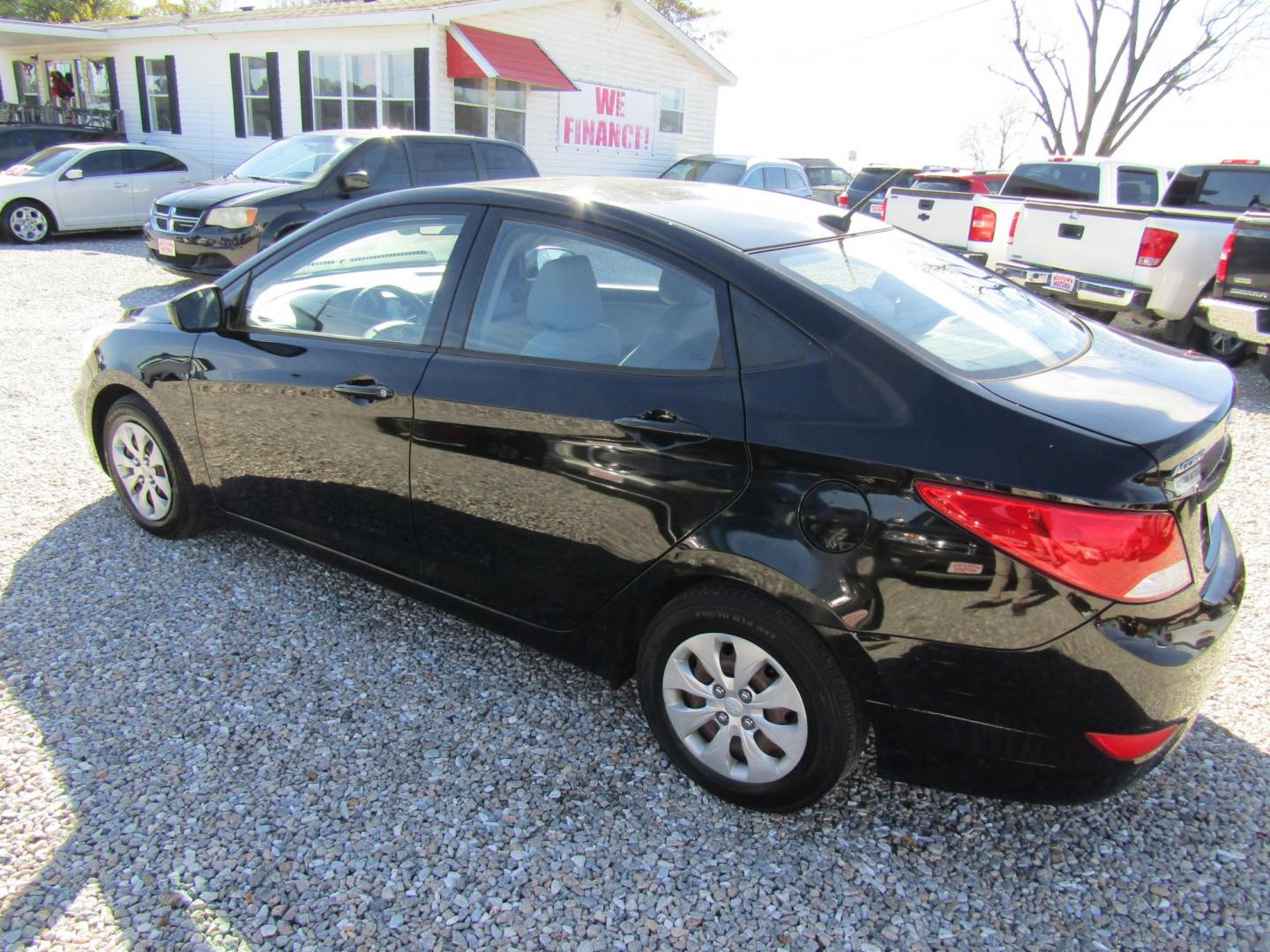 2017 Black Hyundai Accent SE 4-Door 6M (KMHCT4AE4HU) with an 1.6L L4 DOHC 16V engine, Automatic transmission, located at 15016 S Hwy 231, Midland City, AL, 36350, (334) 983-3001, 31.306210, -85.495277 - Photo#7