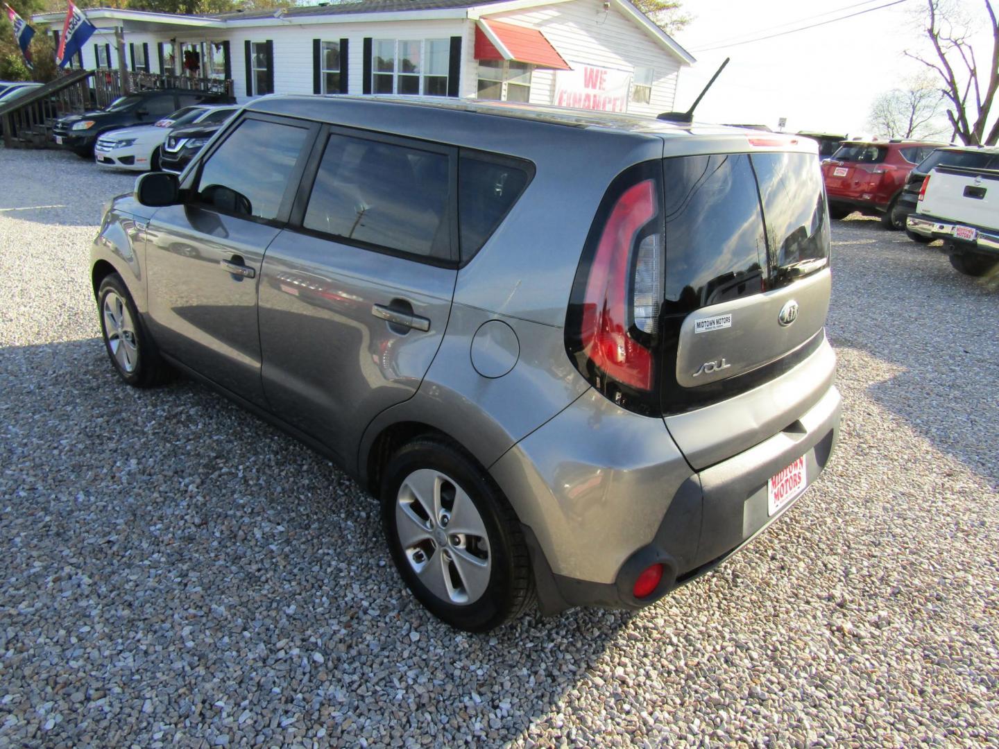 2016 Gray Kia Soul Base 6A (KNDJN2A21G7) with an 1.6L L4 DOHC 16V engine, Automatic transmission, located at 15016 S Hwy 231, Midland City, AL, 36350, (334) 983-3001, 31.306210, -85.495277 - Photo#5