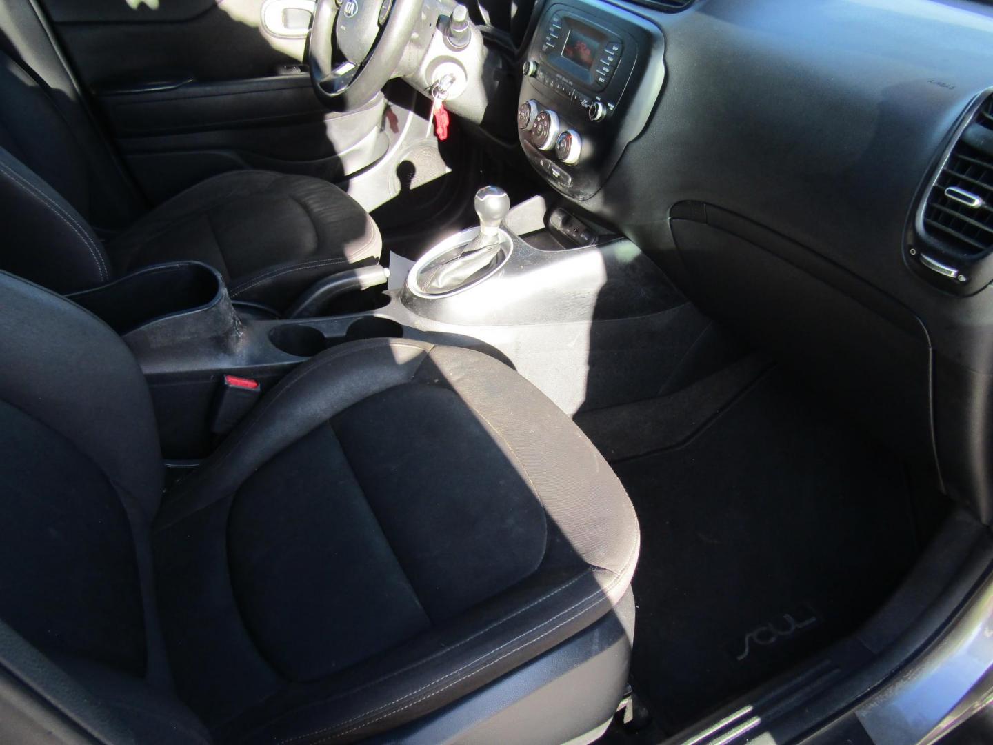 2016 Gray Kia Soul Base 6A (KNDJN2A21G7) with an 1.6L L4 DOHC 16V engine, Automatic transmission, located at 15016 S Hwy 231, Midland City, AL, 36350, (334) 983-3001, 31.306210, -85.495277 - Photo#9