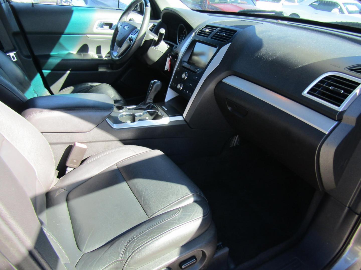 2015 Gray Ford Explorer XLT FWD (1FM5K7D85FG) with an 3.5L V6 DOHC 24V engine, Automatic transmission, located at 15016 S Hwy 231, Midland City, AL, 36350, (334) 983-3001, 31.306210, -85.495277 - Photo#2