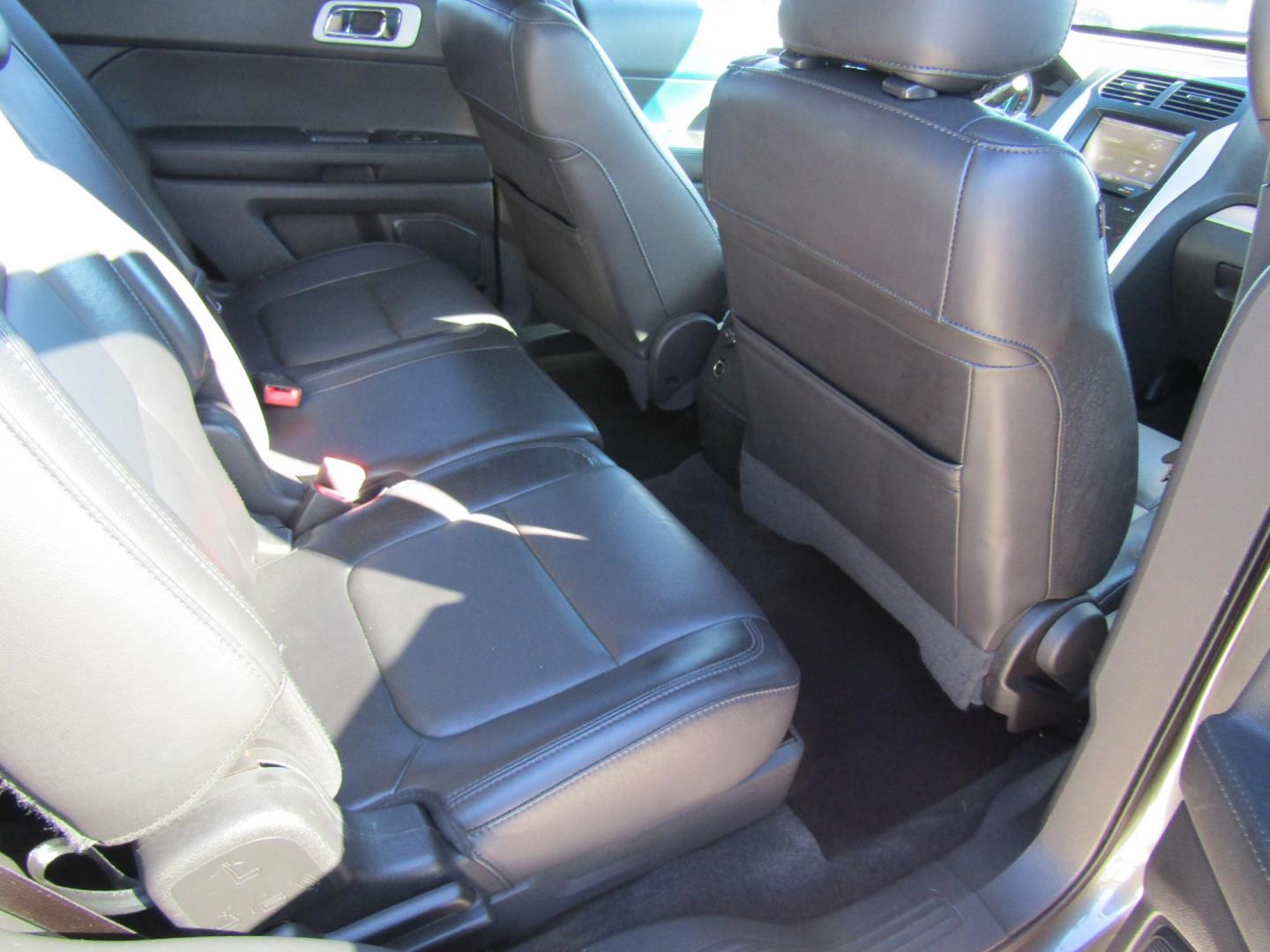 2015 Gray Ford Explorer XLT FWD (1FM5K7D85FG) with an 3.5L V6 DOHC 24V engine, Automatic transmission, located at 15016 S Hwy 231, Midland City, AL, 36350, (334) 983-3001, 31.306210, -85.495277 - Photo#3