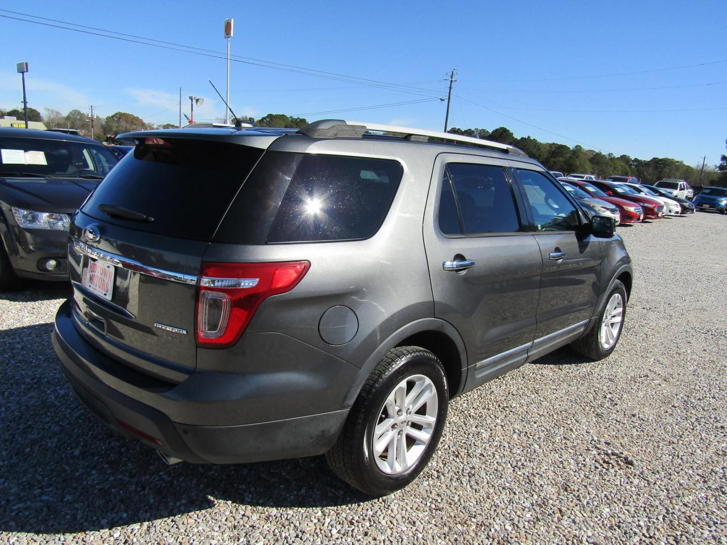 2015 Gray Ford Explorer XLT FWD (1FM5K7D85FG) with an 3.5L V6 DOHC 24V engine, Automatic transmission, located at 15016 S Hwy 231, Midland City, AL, 36350, (334) 983-3001, 31.306210, -85.495277 - Photo#4
