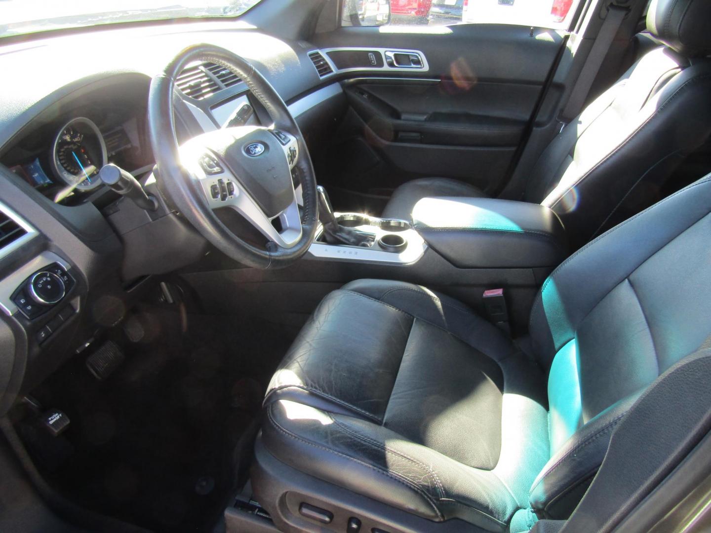 2015 Gray Ford Explorer XLT FWD (1FM5K7D85FG) with an 3.5L V6 DOHC 24V engine, Automatic transmission, located at 15016 S Hwy 231, Midland City, AL, 36350, (334) 983-3001, 31.306210, -85.495277 - Photo#8