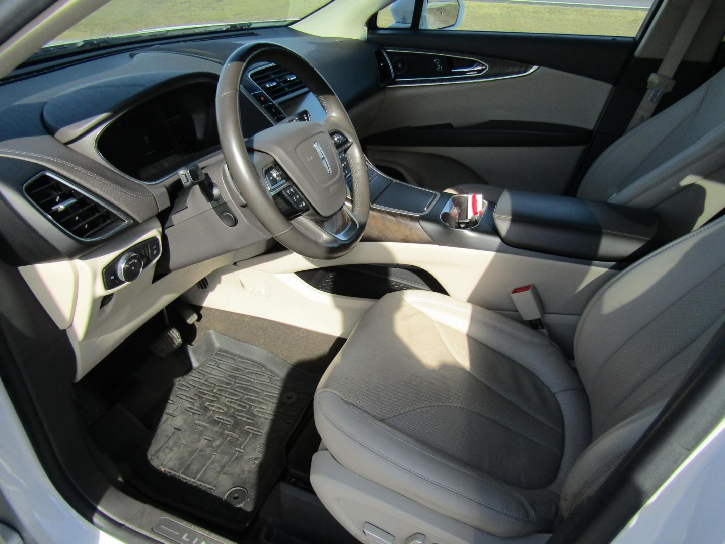 2019 White Lincoln Nautilus Reserve (2LMPJ6L96KB) with an 2.0L L4 DOHC 16V engine, Automatic transmission, located at 15016 S Hwy 231, Midland City, AL, 36350, (334) 983-3001, 31.306210, -85.495277 - Photo#3