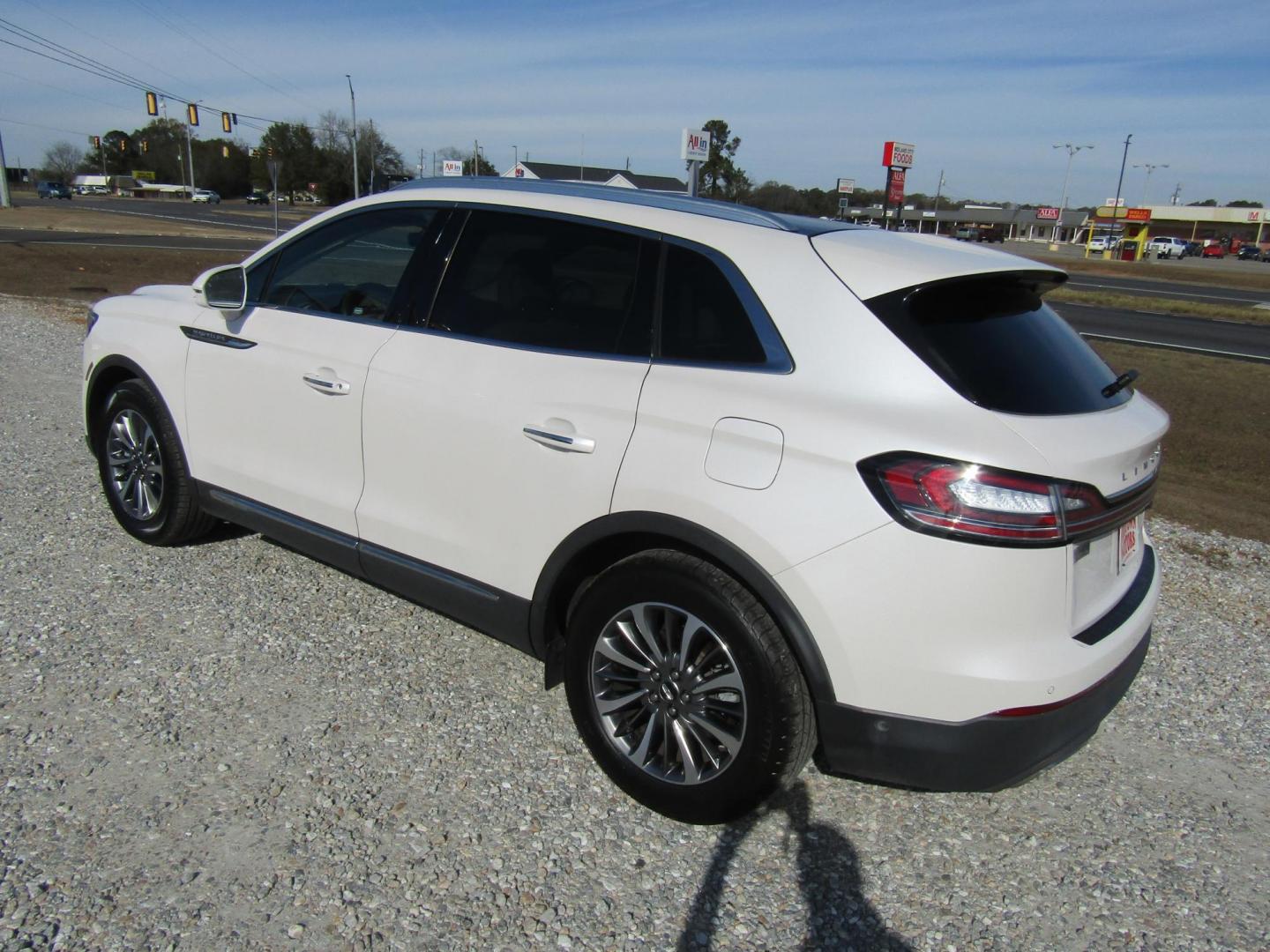 2019 White Lincoln Nautilus Reserve (2LMPJ6L96KB) with an 2.0L L4 DOHC 16V engine, Automatic transmission, located at 15016 S Hwy 231, Midland City, AL, 36350, (334) 983-3001, 31.306210, -85.495277 - Photo#4