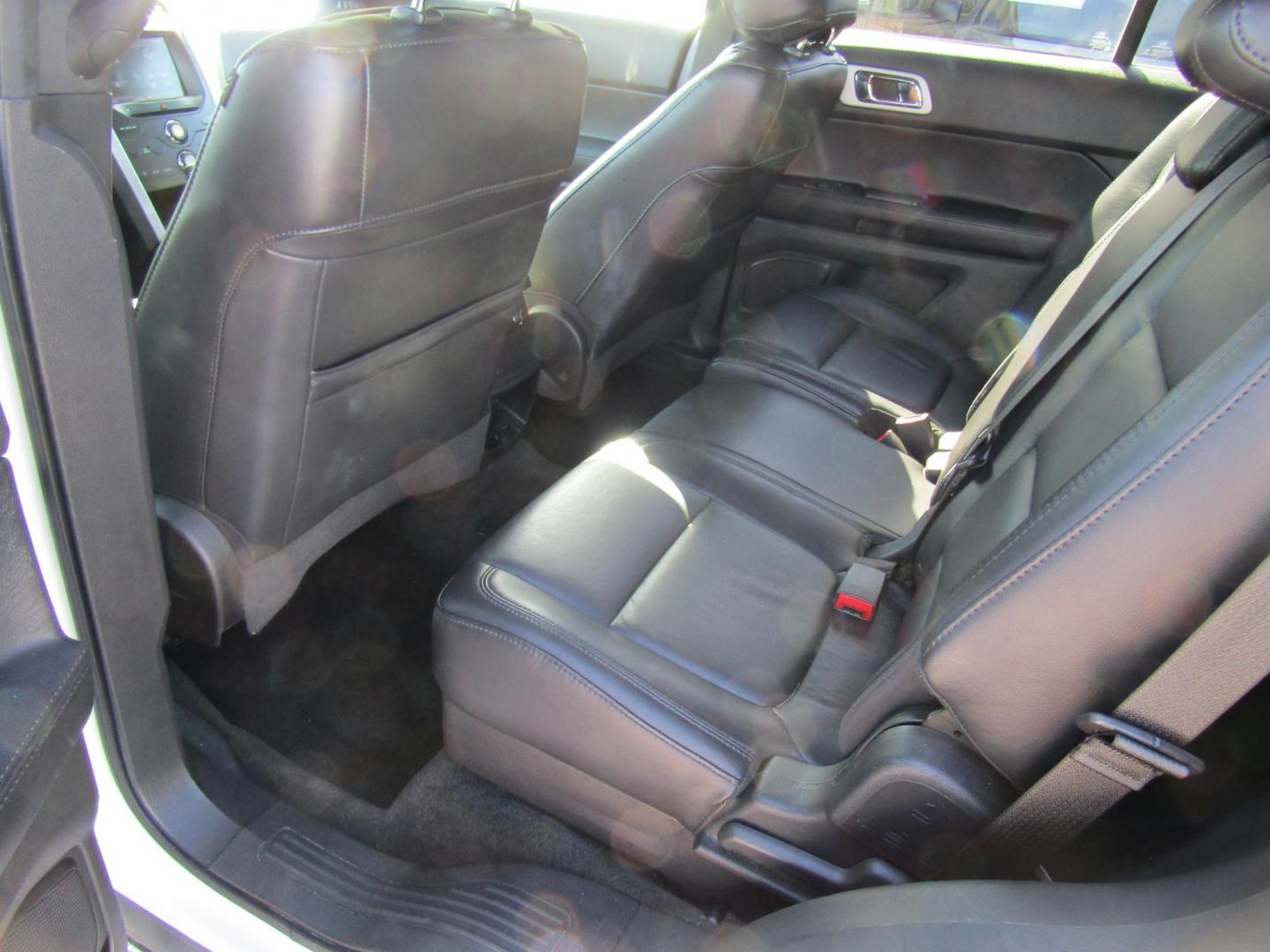 2014 White Ford Explorer XLT FWD (1FM5K7D86EG) with an 3.5L V6 DOHC 24V engine, Automatic transmission, located at 15016 S Hwy 231, Midland City, AL, 36350, (334) 983-3001, 31.306210, -85.495277 - Photo#3