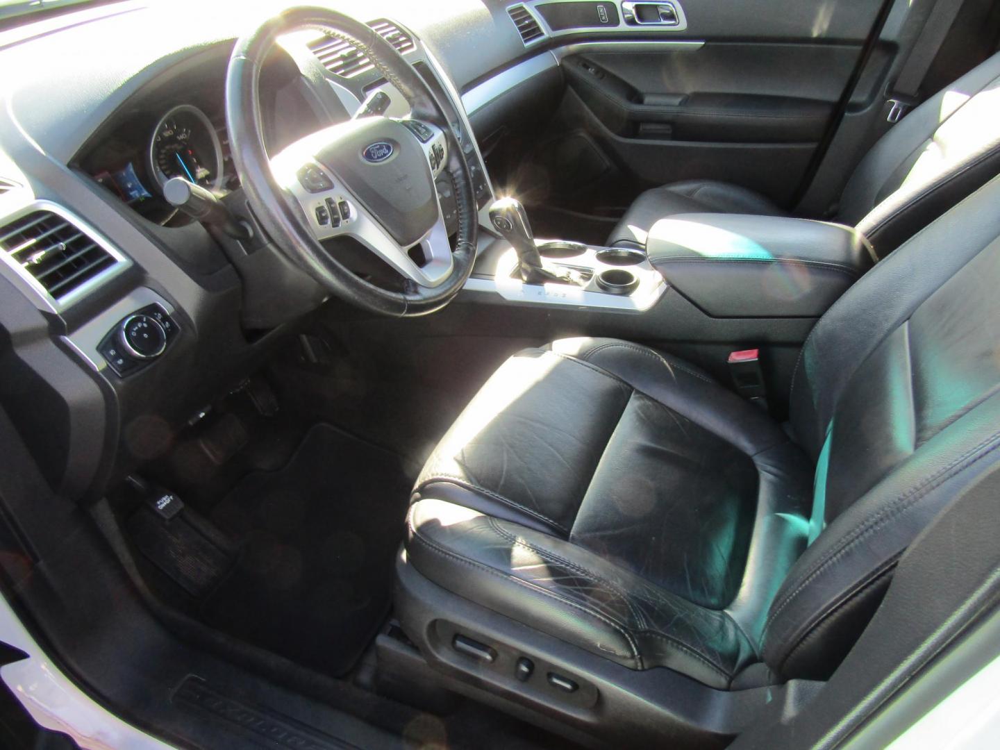 2014 White Ford Explorer XLT FWD (1FM5K7D86EG) with an 3.5L V6 DOHC 24V engine, Automatic transmission, located at 15016 S Hwy 231, Midland City, AL, 36350, (334) 983-3001, 31.306210, -85.495277 - Photo#2