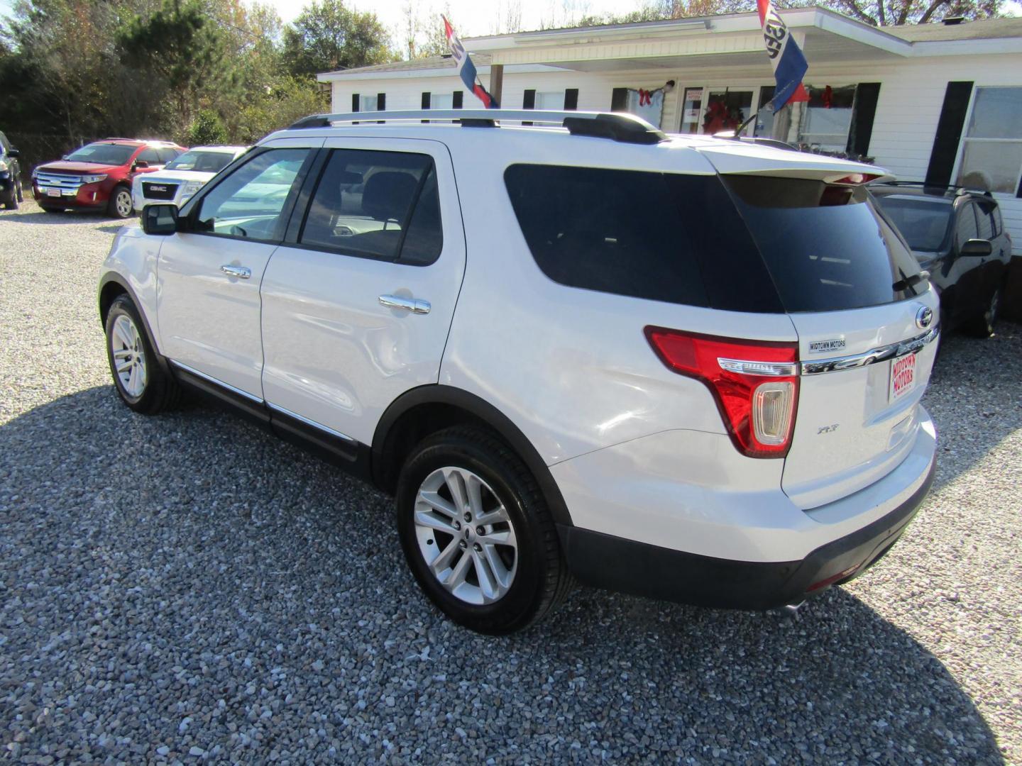 2014 White Ford Explorer XLT FWD (1FM5K7D86EG) with an 3.5L V6 DOHC 24V engine, Automatic transmission, located at 15016 S Hwy 231, Midland City, AL, 36350, (334) 983-3001, 31.306210, -85.495277 - Photo#4