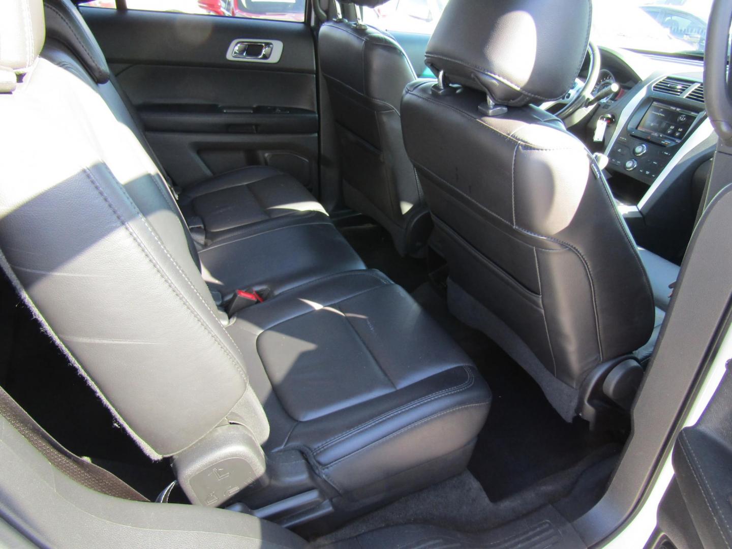 2014 White Ford Explorer XLT FWD (1FM5K7D86EG) with an 3.5L V6 DOHC 24V engine, Automatic transmission, located at 15016 S Hwy 231, Midland City, AL, 36350, (334) 983-3001, 31.306210, -85.495277 - Photo#7