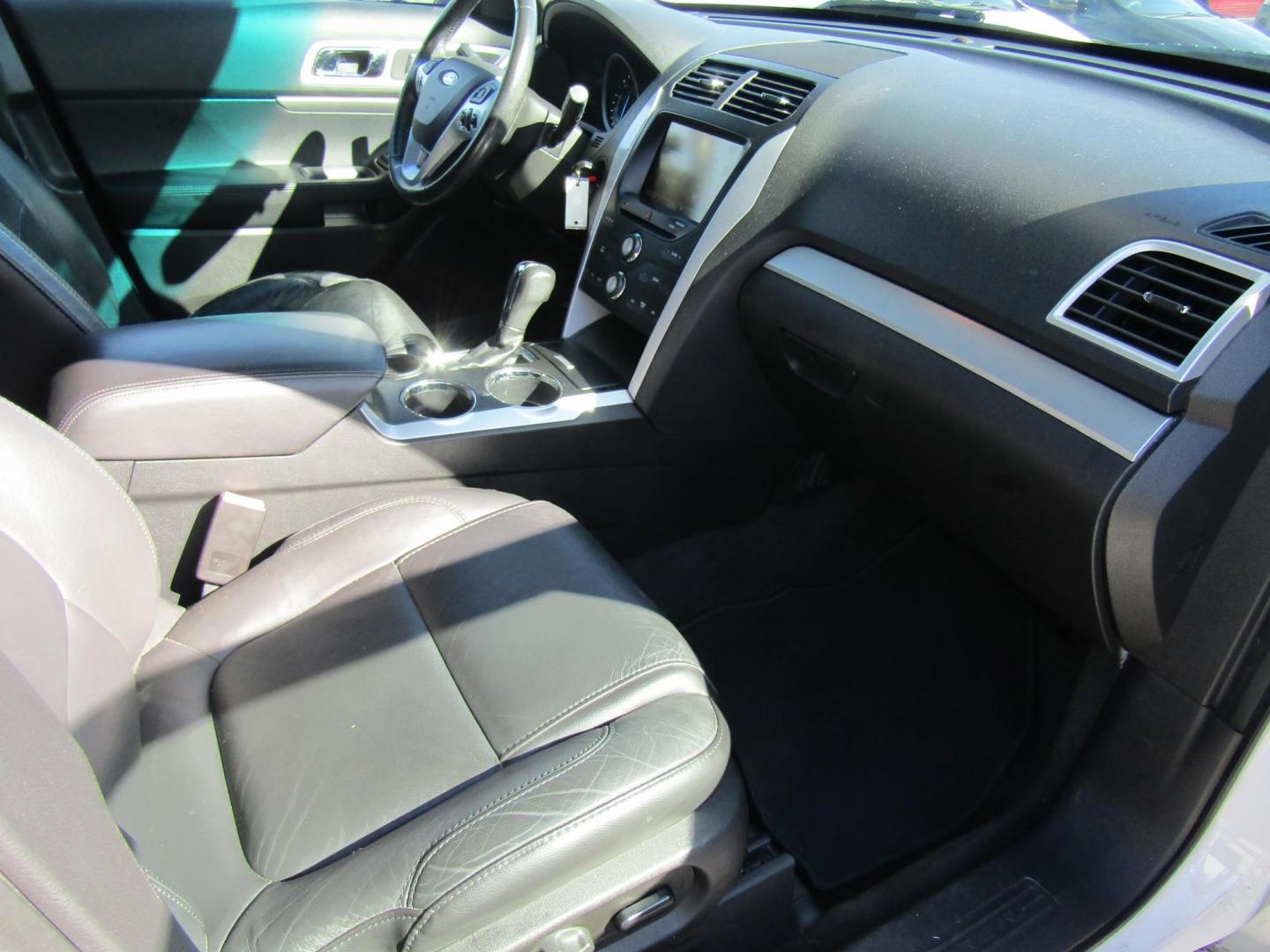 2014 White Ford Explorer XLT FWD (1FM5K7D86EG) with an 3.5L V6 DOHC 24V engine, Automatic transmission, located at 15016 S Hwy 231, Midland City, AL, 36350, (334) 983-3001, 31.306210, -85.495277 - Photo#8