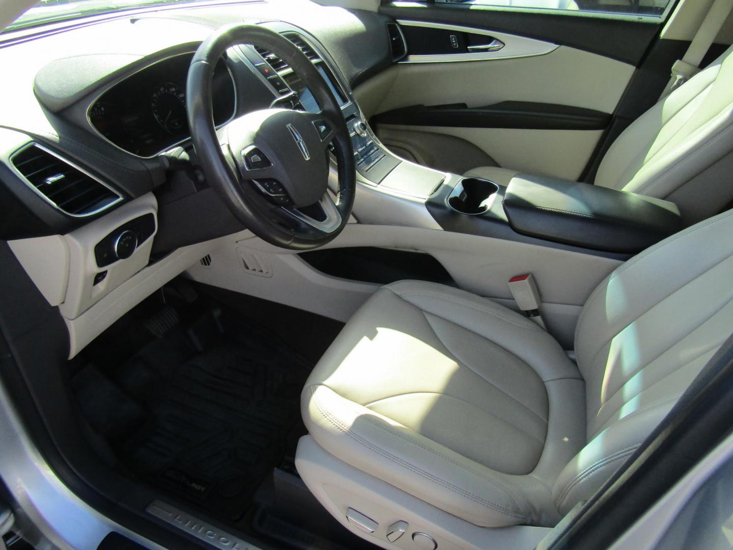 2018 Silver Lincoln MKX Premier (2LMPJ6JR8JB) with an 3.7L V6 DOHC 24V engine, Automatic transmission, located at 15016 S Hwy 231, Midland City, AL, 36350, (334) 983-3001, 31.306210, -85.495277 - Photo#3