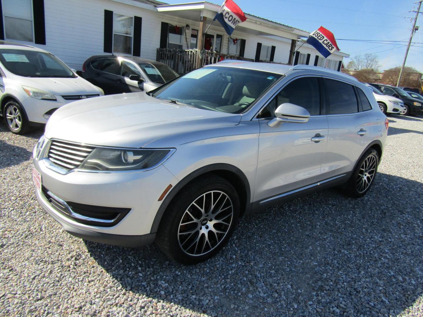 2018 Silver Lincoln MKX Premier (2LMPJ6JR8JB) with an 3.7L V6 DOHC 24V engine, Automatic transmission, located at 15016 S Hwy 231, Midland City, AL, 36350, (334) 983-3001, 31.306210, -85.495277 - Photo#2