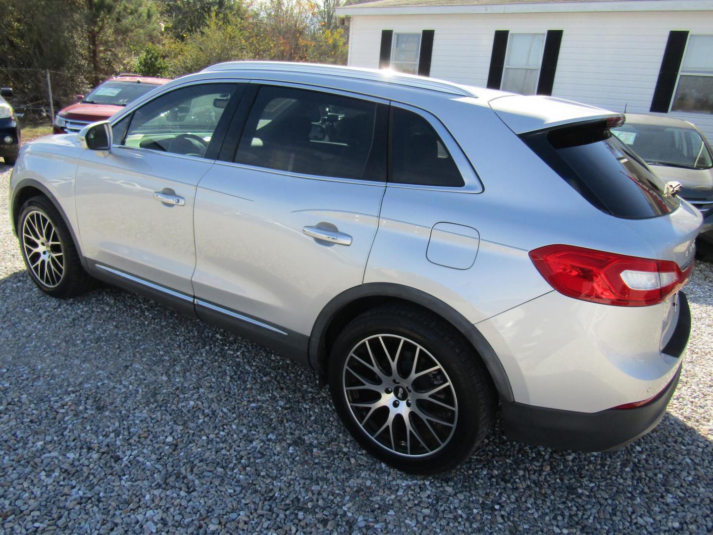 2018 Silver Lincoln MKX Premier (2LMPJ6JR8JB) with an 3.7L V6 DOHC 24V engine, Automatic transmission, located at 15016 S Hwy 231, Midland City, AL, 36350, (334) 983-3001, 31.306210, -85.495277 - Photo#5