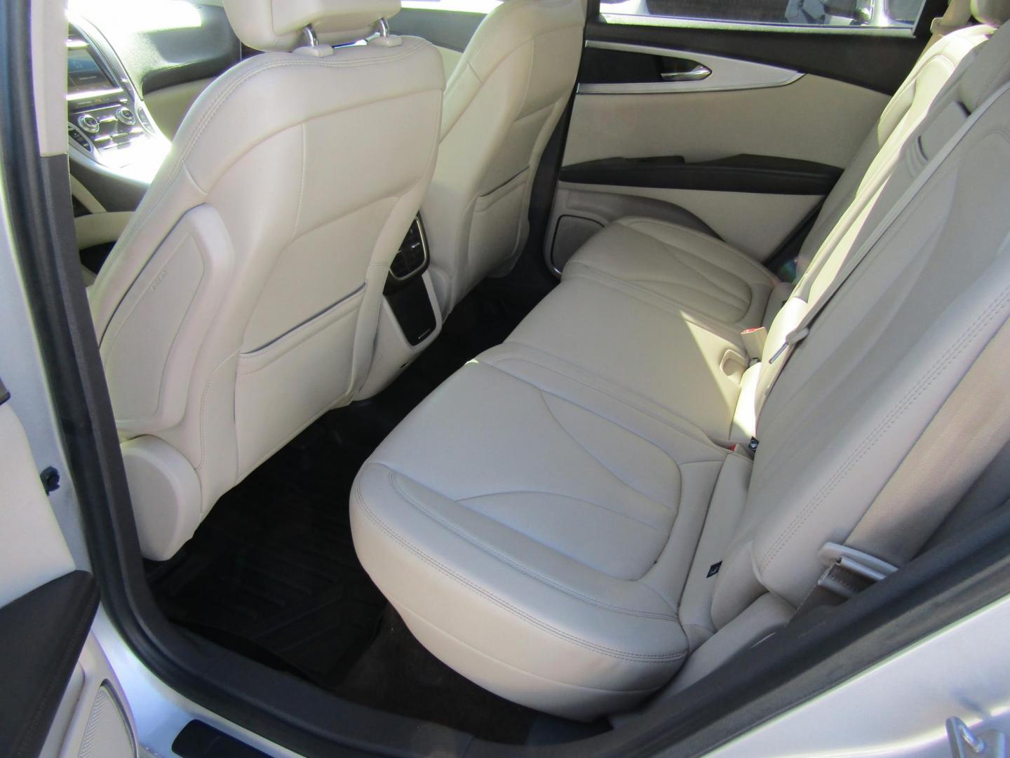 2018 Silver Lincoln MKX Premier (2LMPJ6JR8JB) with an 3.7L V6 DOHC 24V engine, Automatic transmission, located at 15016 S Hwy 231, Midland City, AL, 36350, (334) 983-3001, 31.306210, -85.495277 - Photo#4