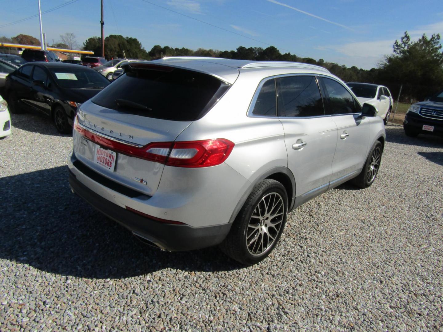 2018 Silver Lincoln MKX Premier (2LMPJ6JR8JB) with an 3.7L V6 DOHC 24V engine, Automatic transmission, located at 15016 S Hwy 231, Midland City, AL, 36350, (334) 983-3001, 31.306210, -85.495277 - Photo#6
