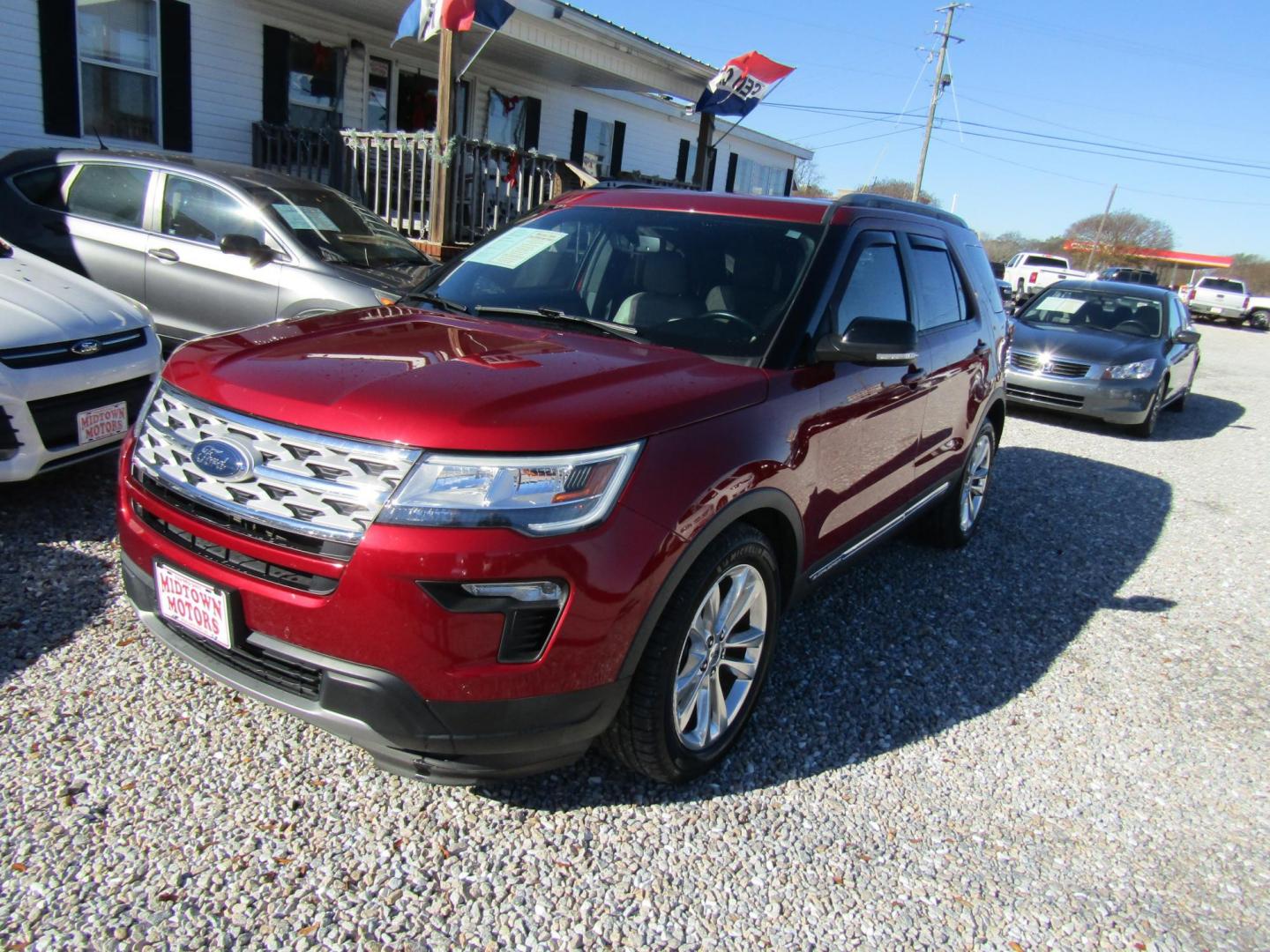 2018 Red Ford Explorer XLT FWD (1FM5K7D87JG) with an 3.5L V6 DOHC 24V engine, Automatic transmission, located at 15016 S Hwy 231, Midland City, AL, 36350, (334) 983-3001, 31.306210, -85.495277 - Photo#2