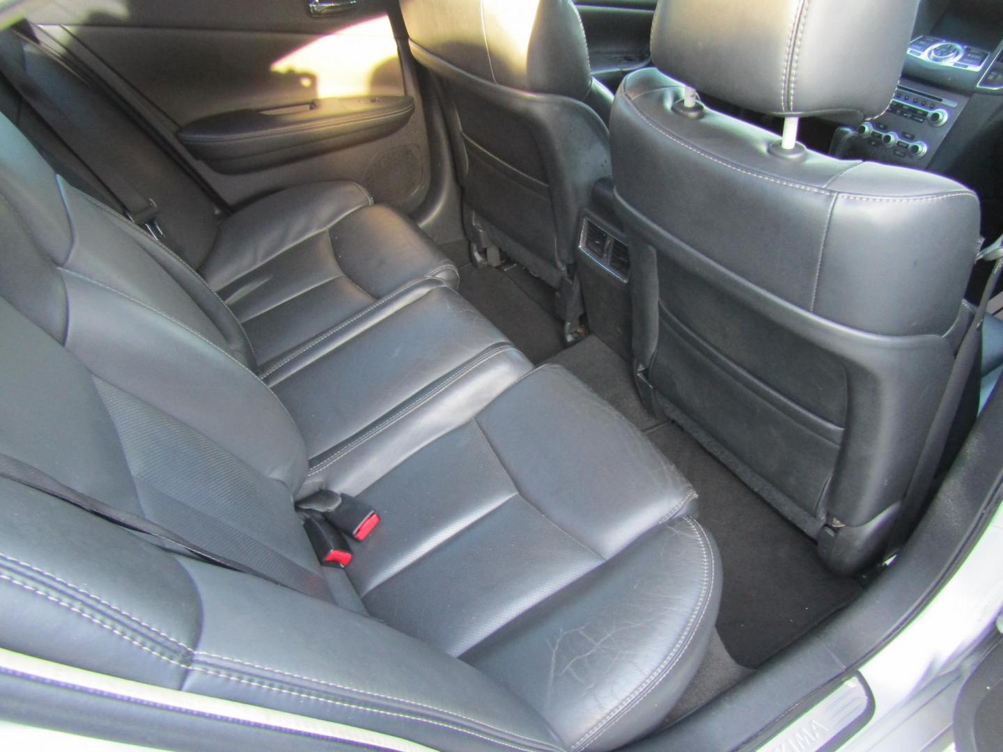 2012 Silver Nissan Maxima SV (1N4AA5AP9CC) with an 3.5L V6 DOHC 24V engine, Automatic transmission, located at 15016 S Hwy 231, Midland City, AL, 36350, (334) 983-3001, 31.306210, -85.495277 - Photo#8