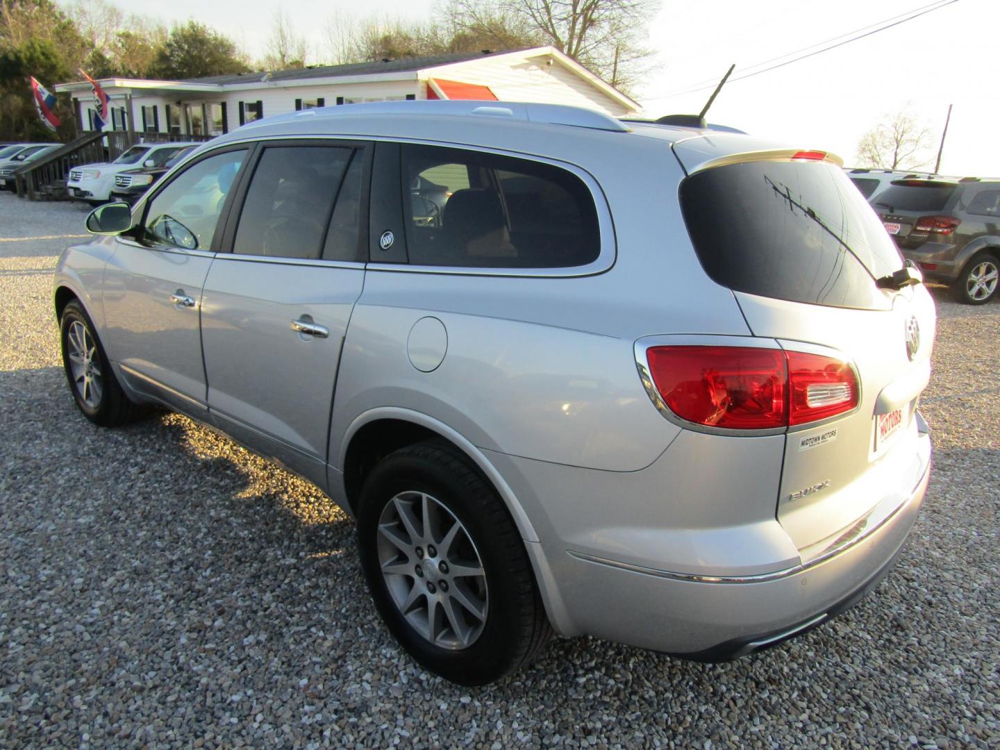 2016 Silver Buick Enclave Convenience FWD (5GAKRAKD7GJ) with an 3.6L V6 DOHC 24V engine, Automatic transmission, located at 15016 S Hwy 231, Midland City, AL, 36350, (334) 983-3001, 31.306210, -85.495277 - Photo#5