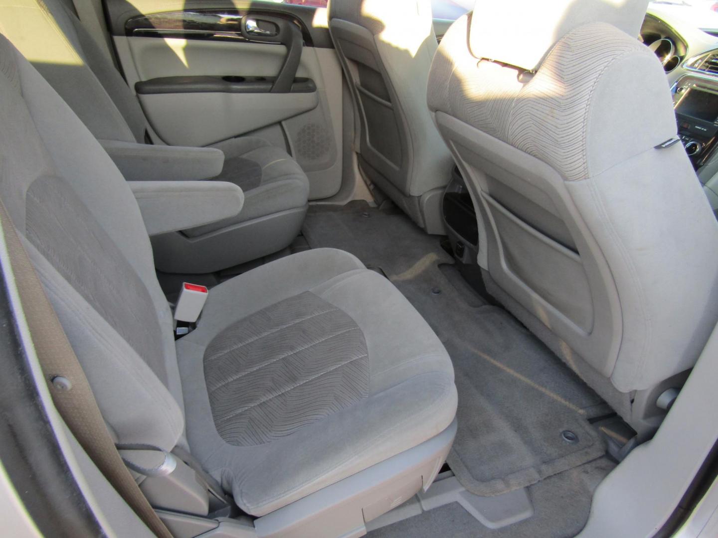 2016 Silver Buick Enclave Convenience FWD (5GAKRAKD7GJ) with an 3.6L V6 DOHC 24V engine, Automatic transmission, located at 15016 S Hwy 231, Midland City, AL, 36350, (334) 983-3001, 31.306210, -85.495277 - Photo#8