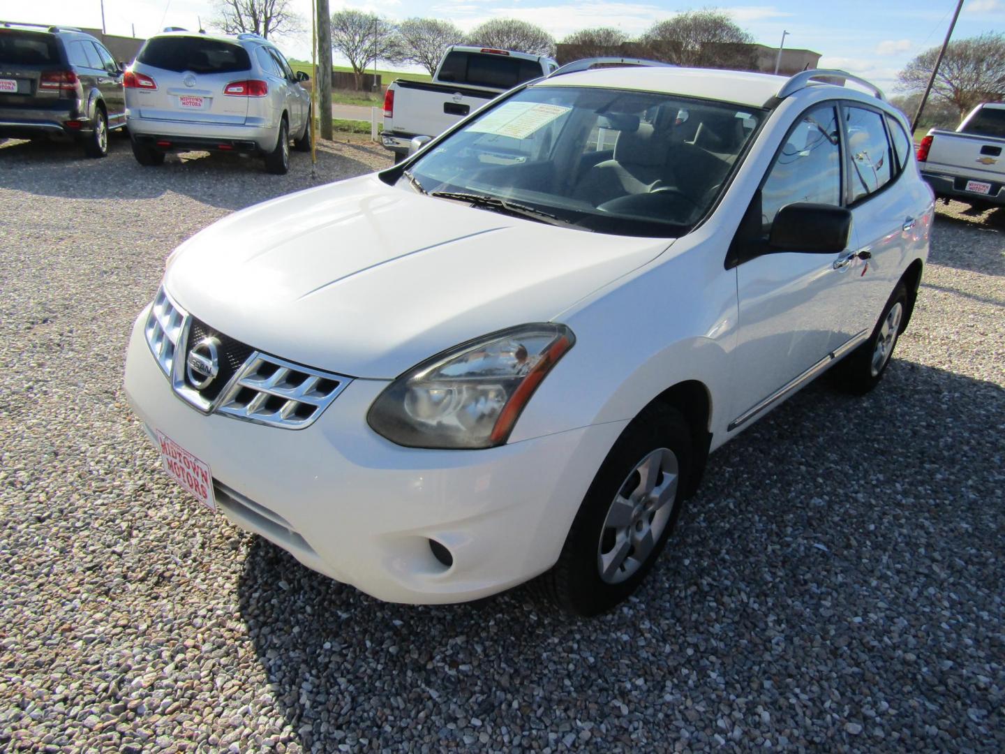 2015 White Nissan Rogue Select S 2WD (JN8AS5MT8FW) with an 2.5L L4 DOHC 16V engine, Automatic transmission, located at 15016 S Hwy 231, Midland City, AL, 36350, (334) 983-3001, 31.306210, -85.495277 - Photo#2