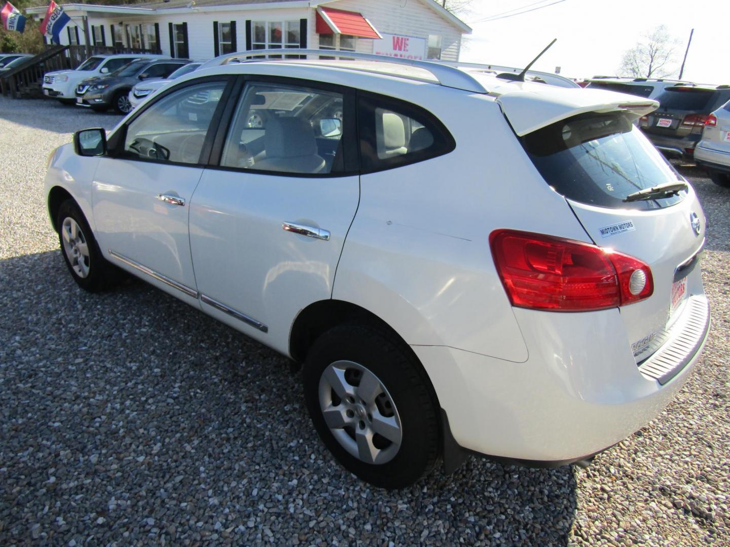 2015 White Nissan Rogue Select S 2WD (JN8AS5MT8FW) with an 2.5L L4 DOHC 16V engine, Automatic transmission, located at 15016 S Hwy 231, Midland City, AL, 36350, (334) 983-3001, 31.306210, -85.495277 - Photo#5