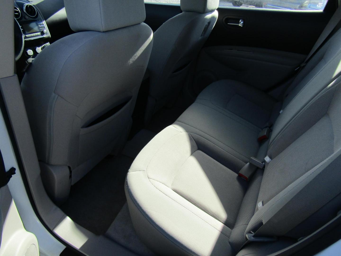 2015 White Nissan Rogue Select S 2WD (JN8AS5MT8FW) with an 2.5L L4 DOHC 16V engine, Automatic transmission, located at 15016 S Hwy 231, Midland City, AL, 36350, (334) 983-3001, 31.306210, -85.495277 - Photo#4