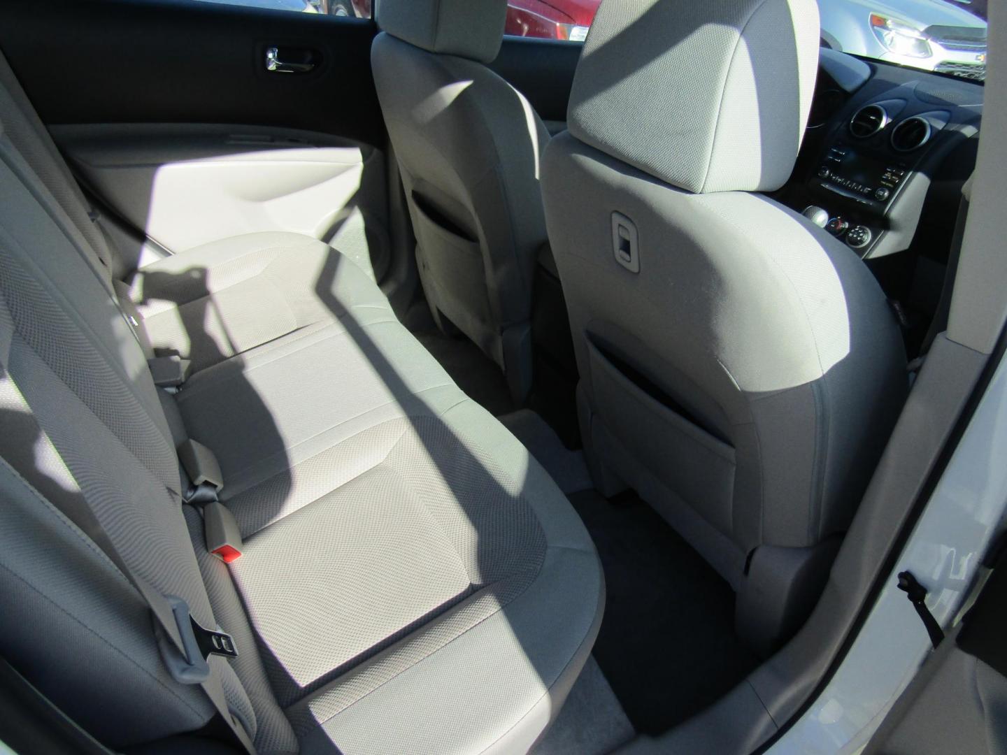 2015 White Nissan Rogue Select S 2WD (JN8AS5MT8FW) with an 2.5L L4 DOHC 16V engine, Automatic transmission, located at 15016 S Hwy 231, Midland City, AL, 36350, (334) 983-3001, 31.306210, -85.495277 - Photo#8