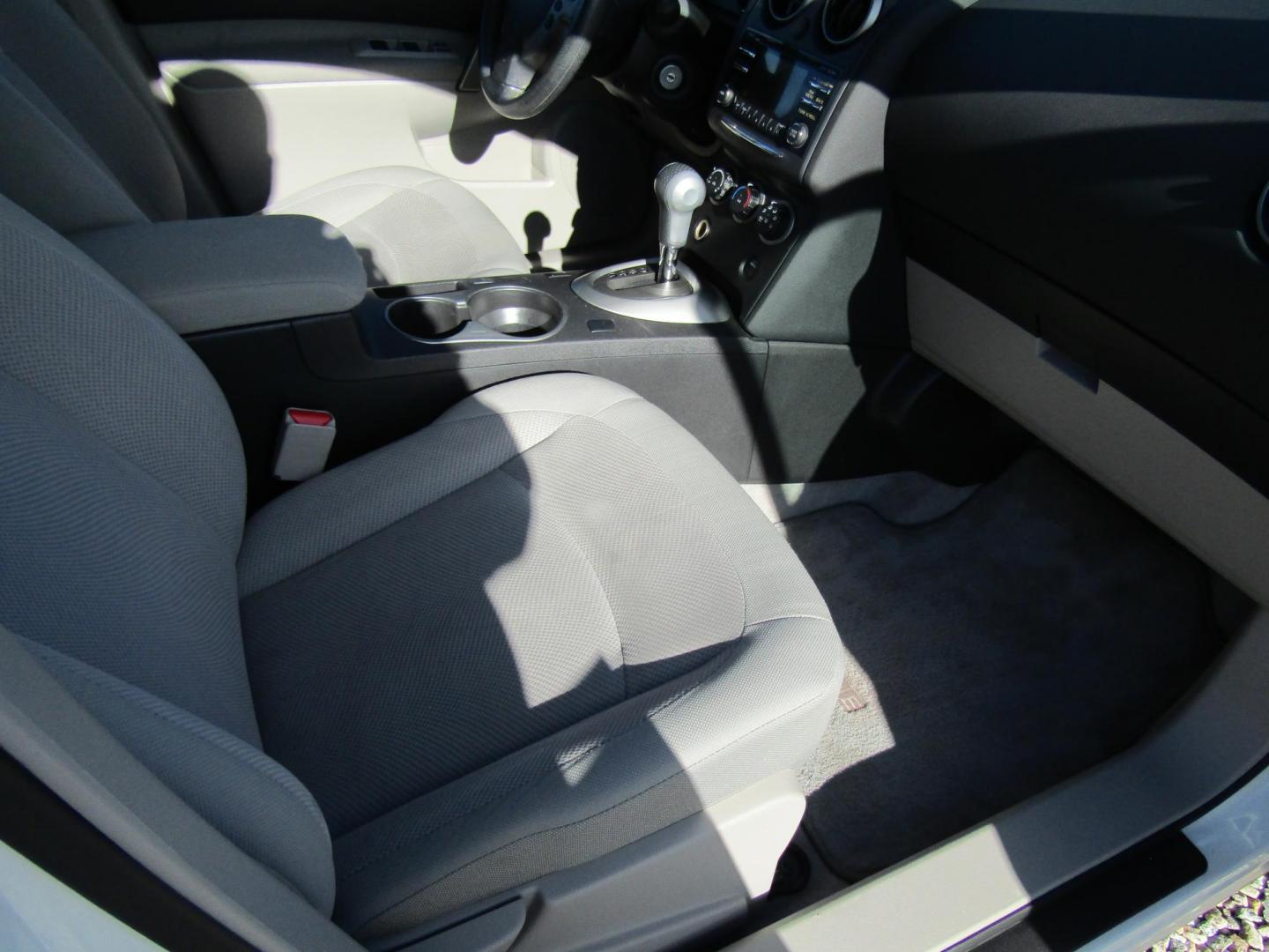 2015 White Nissan Rogue Select S 2WD (JN8AS5MT8FW) with an 2.5L L4 DOHC 16V engine, Automatic transmission, located at 15016 S Hwy 231, Midland City, AL, 36350, (334) 983-3001, 31.306210, -85.495277 - Photo#9