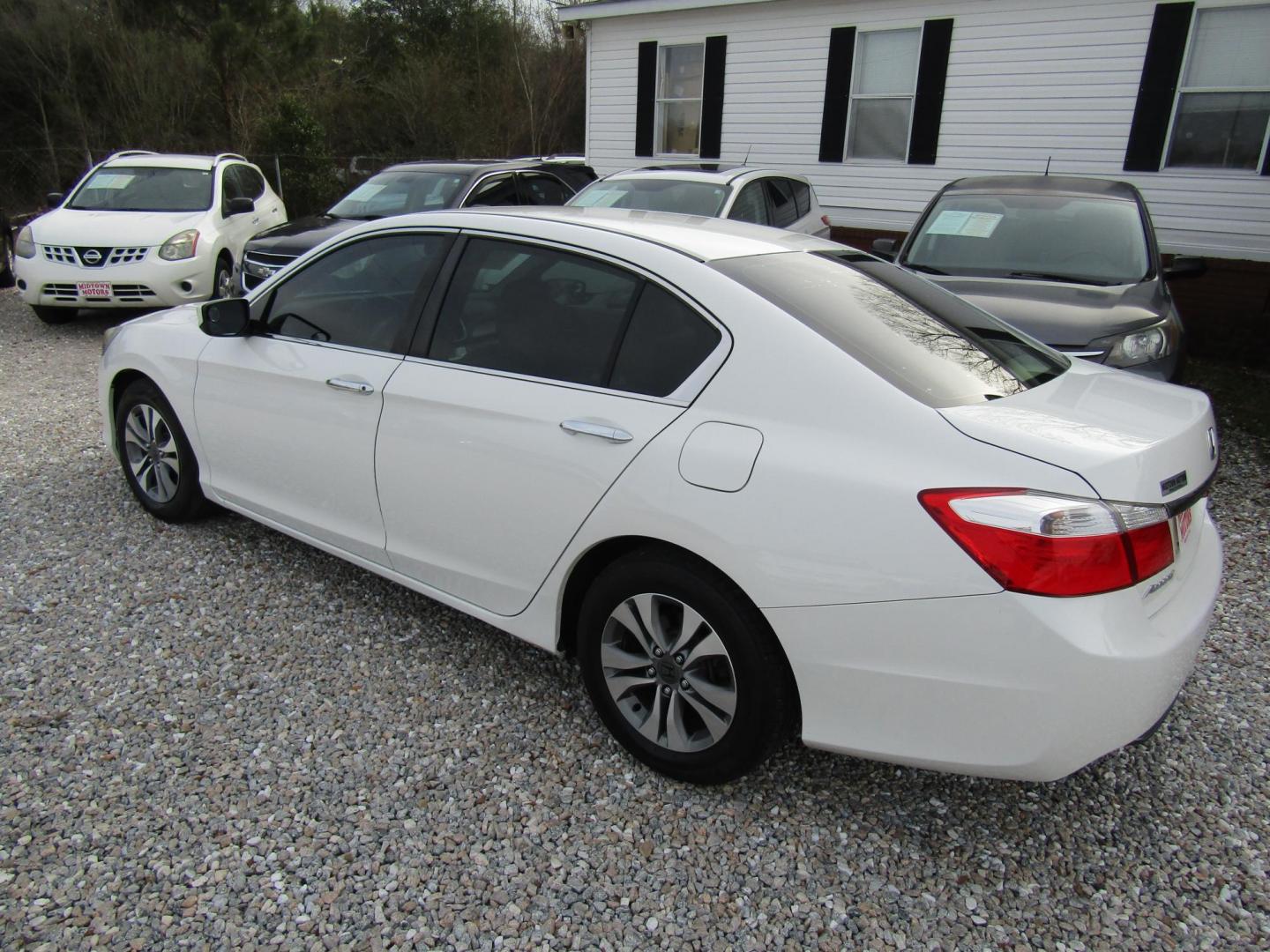 2014 White Honda Accord LX Sedan CVT (1HGCR2F33EA) with an 2.4L L4 DOHC 16V engine, Automatic transmission, located at 15016 S Hwy 231, Midland City, AL, 36350, (334) 983-3001, 31.306210, -85.495277 - Photo#4
