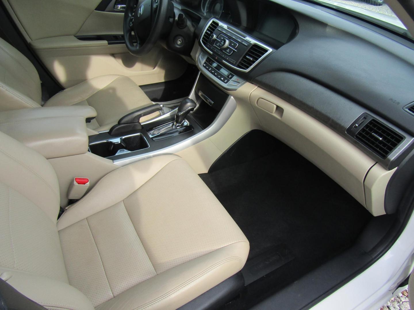 2014 White Honda Accord LX Sedan CVT (1HGCR2F33EA) with an 2.4L L4 DOHC 16V engine, Automatic transmission, located at 15016 S Hwy 231, Midland City, AL, 36350, (334) 983-3001, 31.306210, -85.495277 - Photo#8