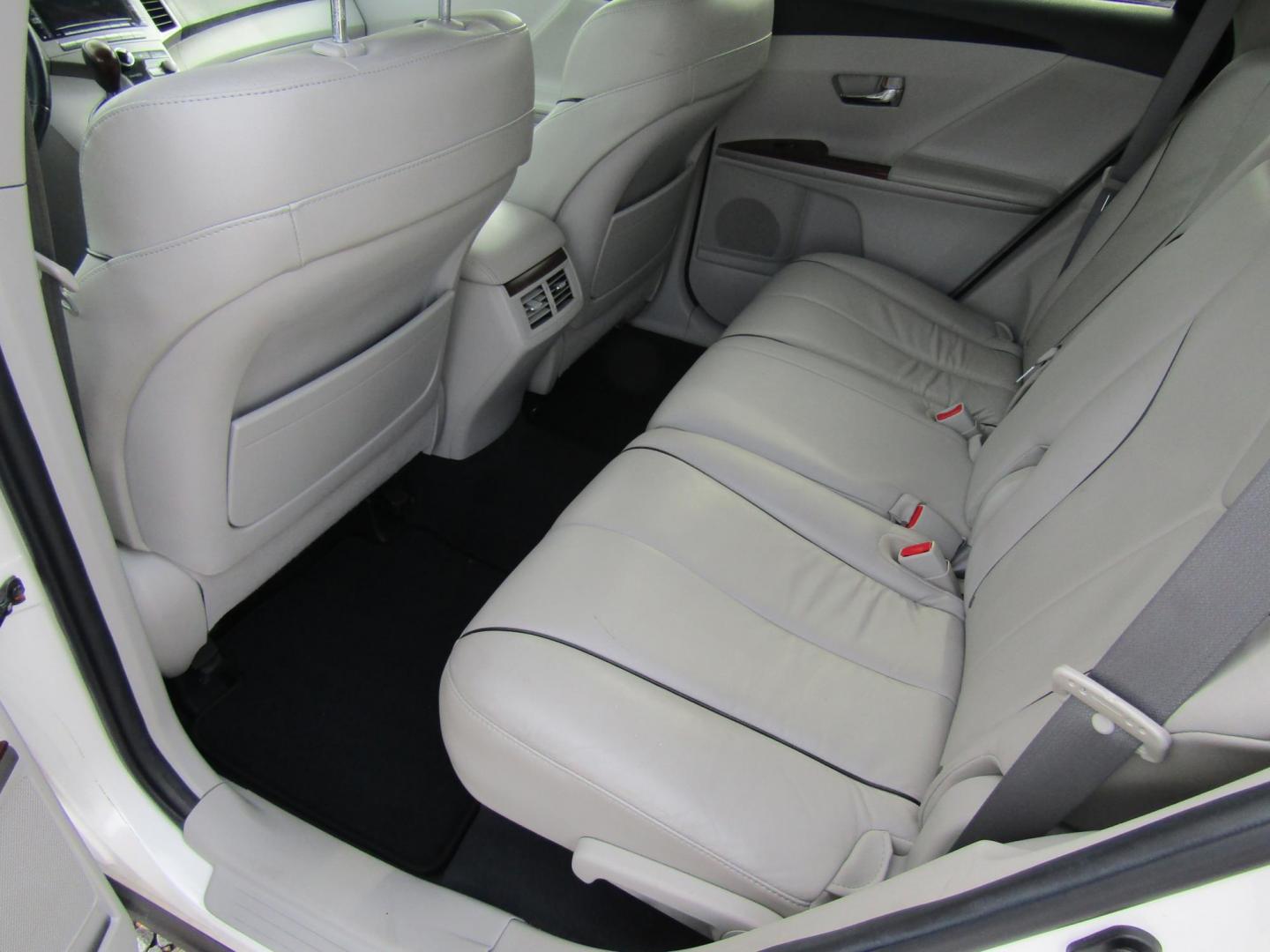 2011 White Toyota Venza FWD V6 (4T3ZK3BB0BU) with an 3.5L V6 DOHC 24V engine, Automatic transmission, located at 15016 S Hwy 231, Midland City, AL, 36350, (334) 983-3001, 31.306210, -85.495277 - Photo#4