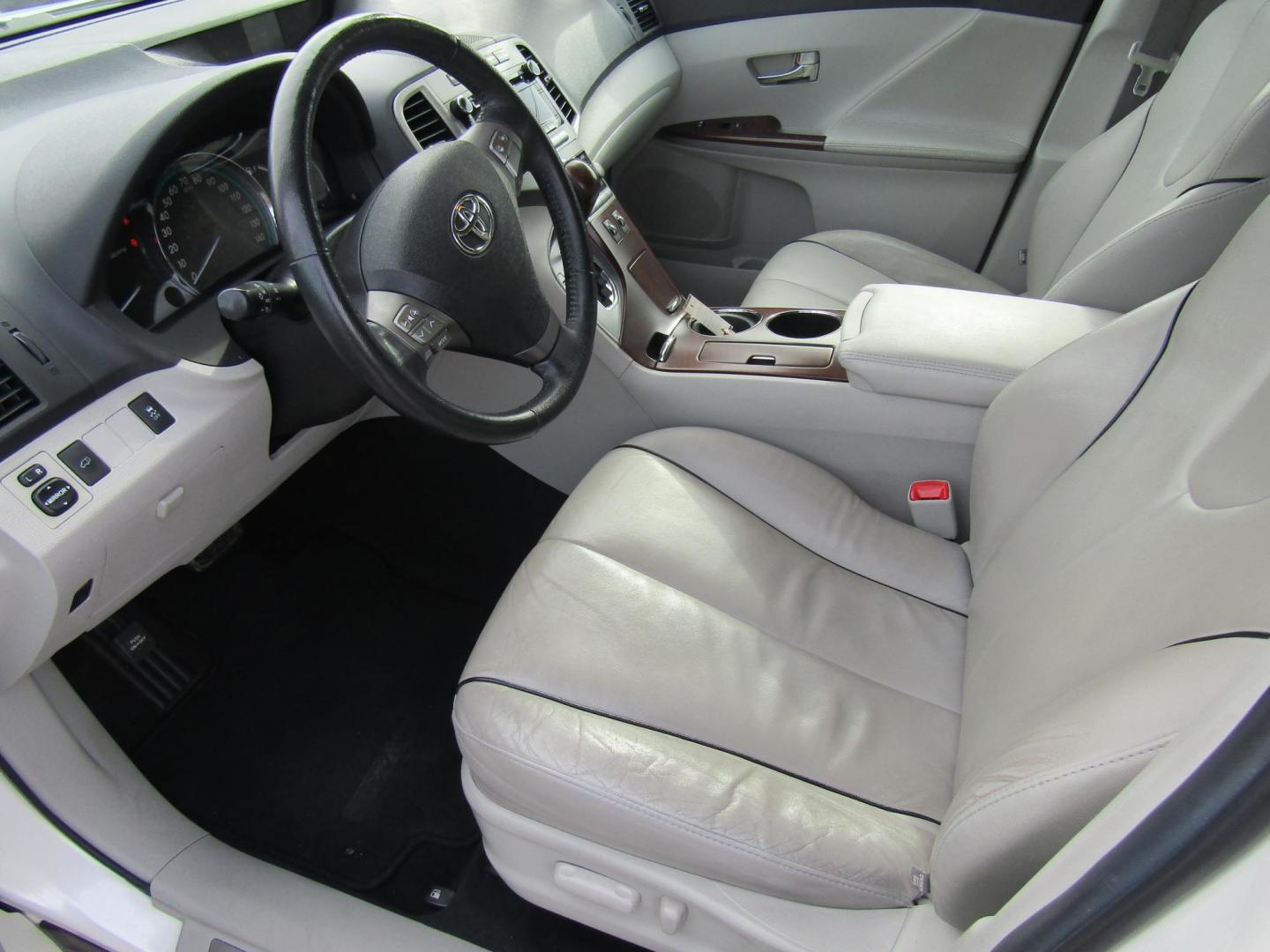 2011 White Toyota Venza FWD V6 (4T3ZK3BB0BU) with an 3.5L V6 DOHC 24V engine, Automatic transmission, located at 15016 S Hwy 231, Midland City, AL, 36350, (334) 983-3001, 31.306210, -85.495277 - Photo#3