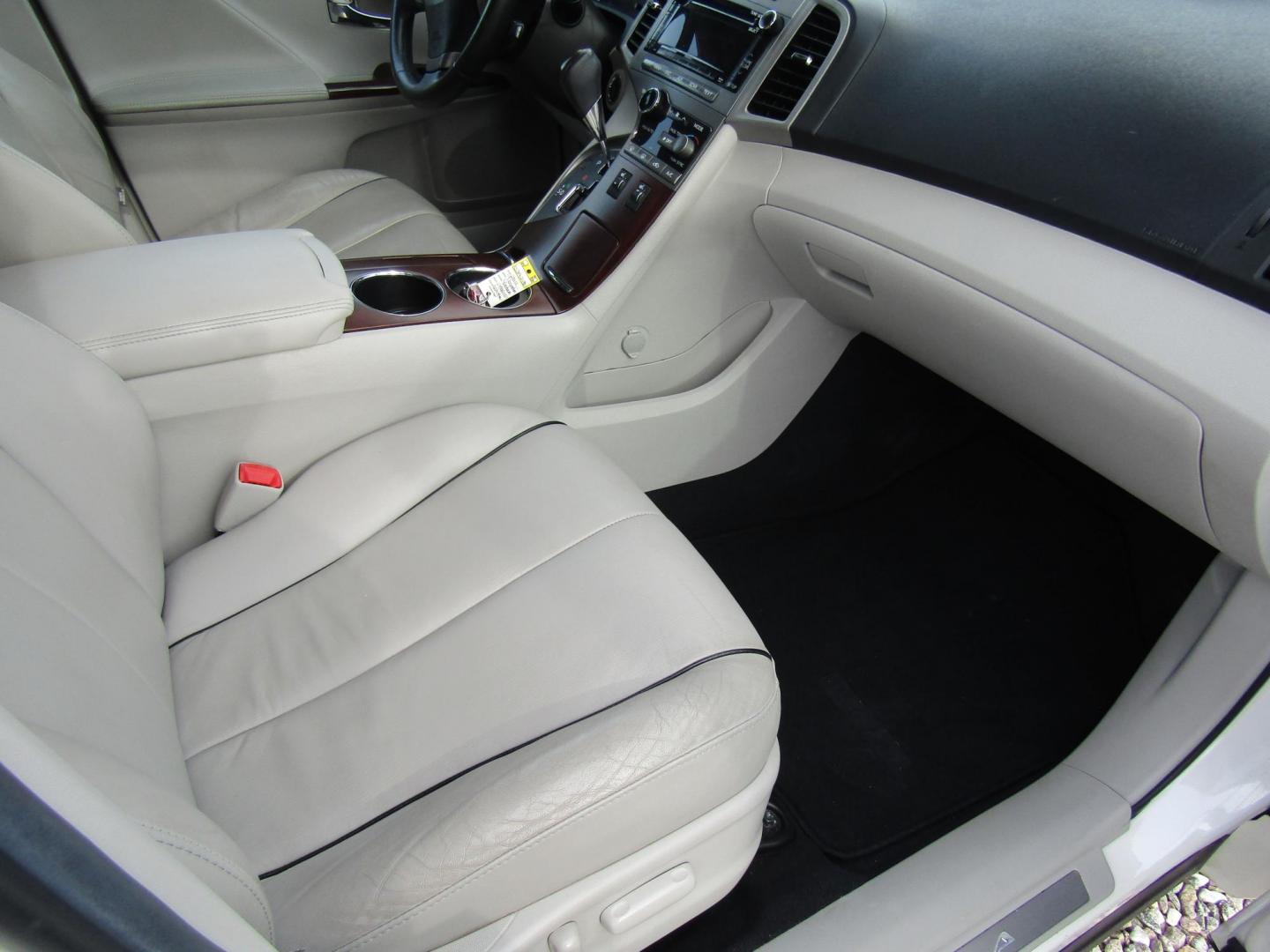 2011 White Toyota Venza FWD V6 (4T3ZK3BB0BU) with an 3.5L V6 DOHC 24V engine, Automatic transmission, located at 15016 S Hwy 231, Midland City, AL, 36350, (334) 983-3001, 31.306210, -85.495277 - Photo#9