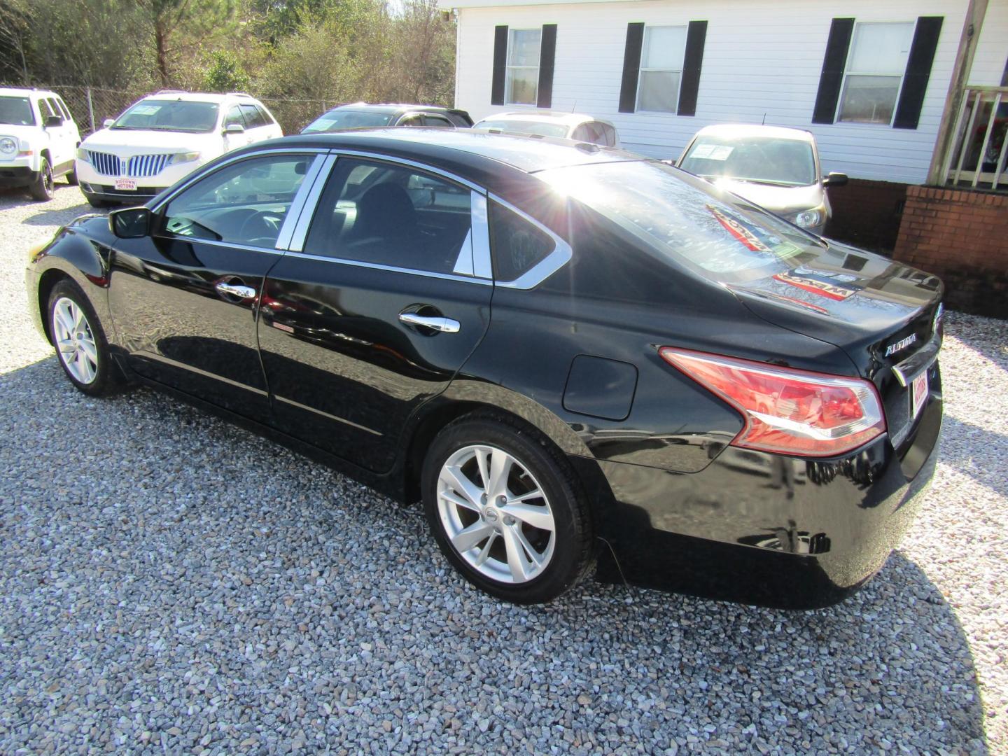 2013 Black Nissan Altima 2.5 S (1N4AL3AP1DC) with an 2.5L L4 DOHC 16V engine, Automatic transmission, located at 15016 S Hwy 231, Midland City, AL, 36350, (334) 983-3001, 31.306210, -85.495277 - Photo#5