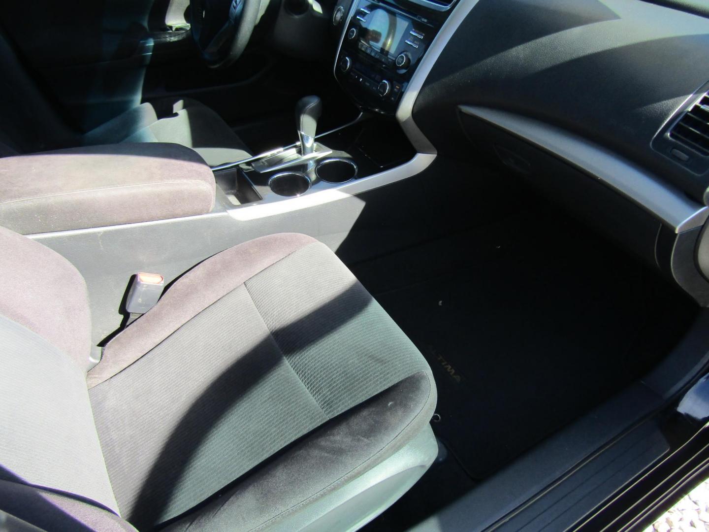 2013 Black Nissan Altima 2.5 S (1N4AL3AP1DC) with an 2.5L L4 DOHC 16V engine, Automatic transmission, located at 15016 S Hwy 231, Midland City, AL, 36350, (334) 983-3001, 31.306210, -85.495277 - Photo#9