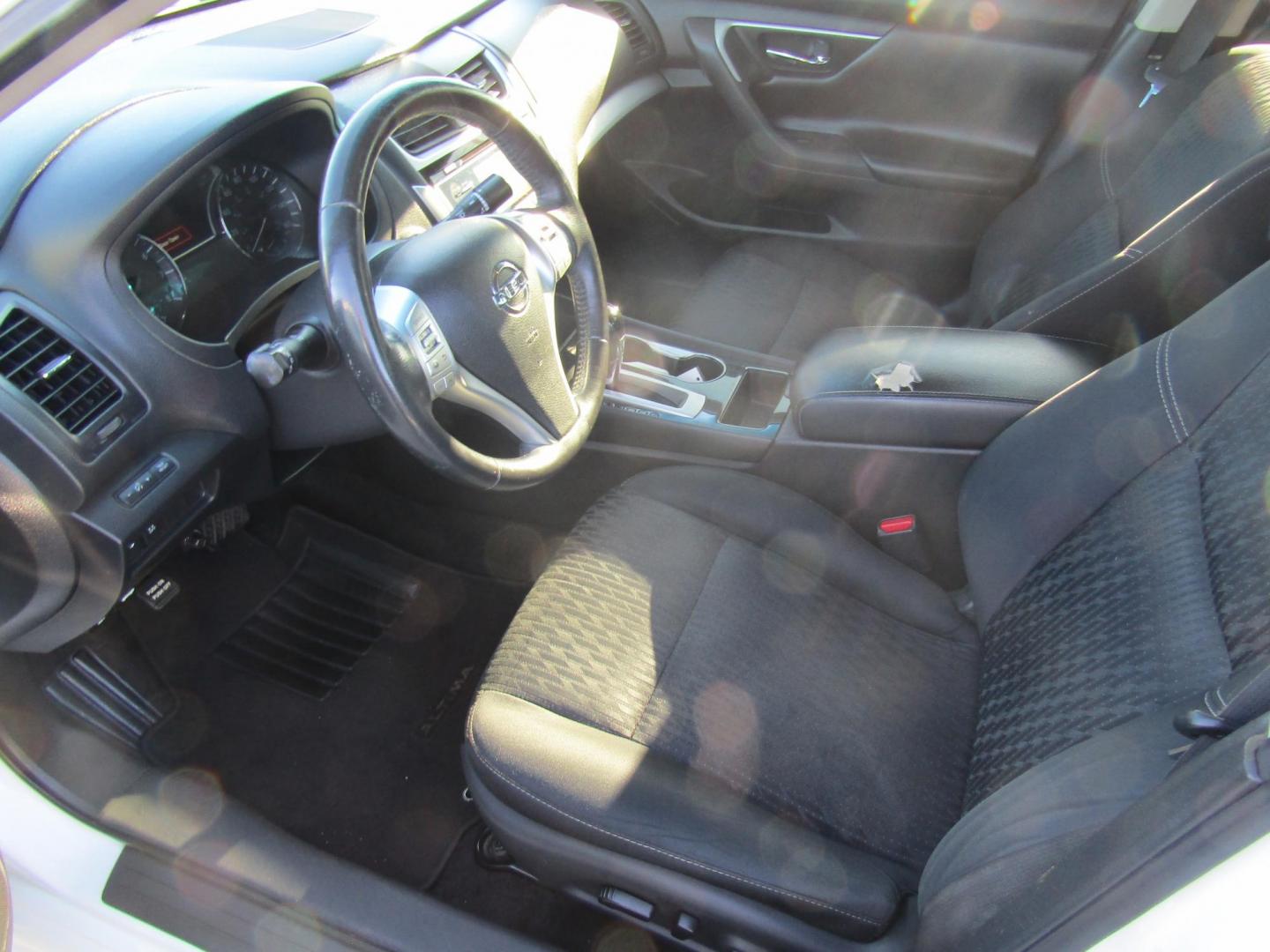 2018 White Nissan Altima 2.5 (1N4AL3AP8JC) with an 2.5L L4 DOHC 16V engine, Automatic transmission, located at 15016 S Hwy 231, Midland City, AL, 36350, (334) 983-3001, 31.306210, -85.495277 - Photo#3