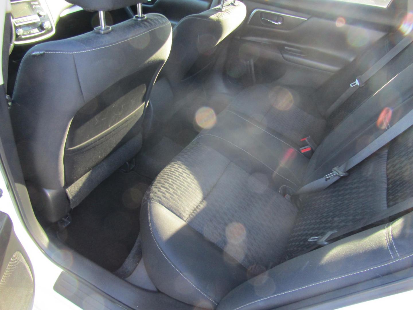 2018 White Nissan Altima 2.5 (1N4AL3AP8JC) with an 2.5L L4 DOHC 16V engine, Automatic transmission, located at 15016 S Hwy 231, Midland City, AL, 36350, (334) 983-3001, 31.306210, -85.495277 - Photo#4