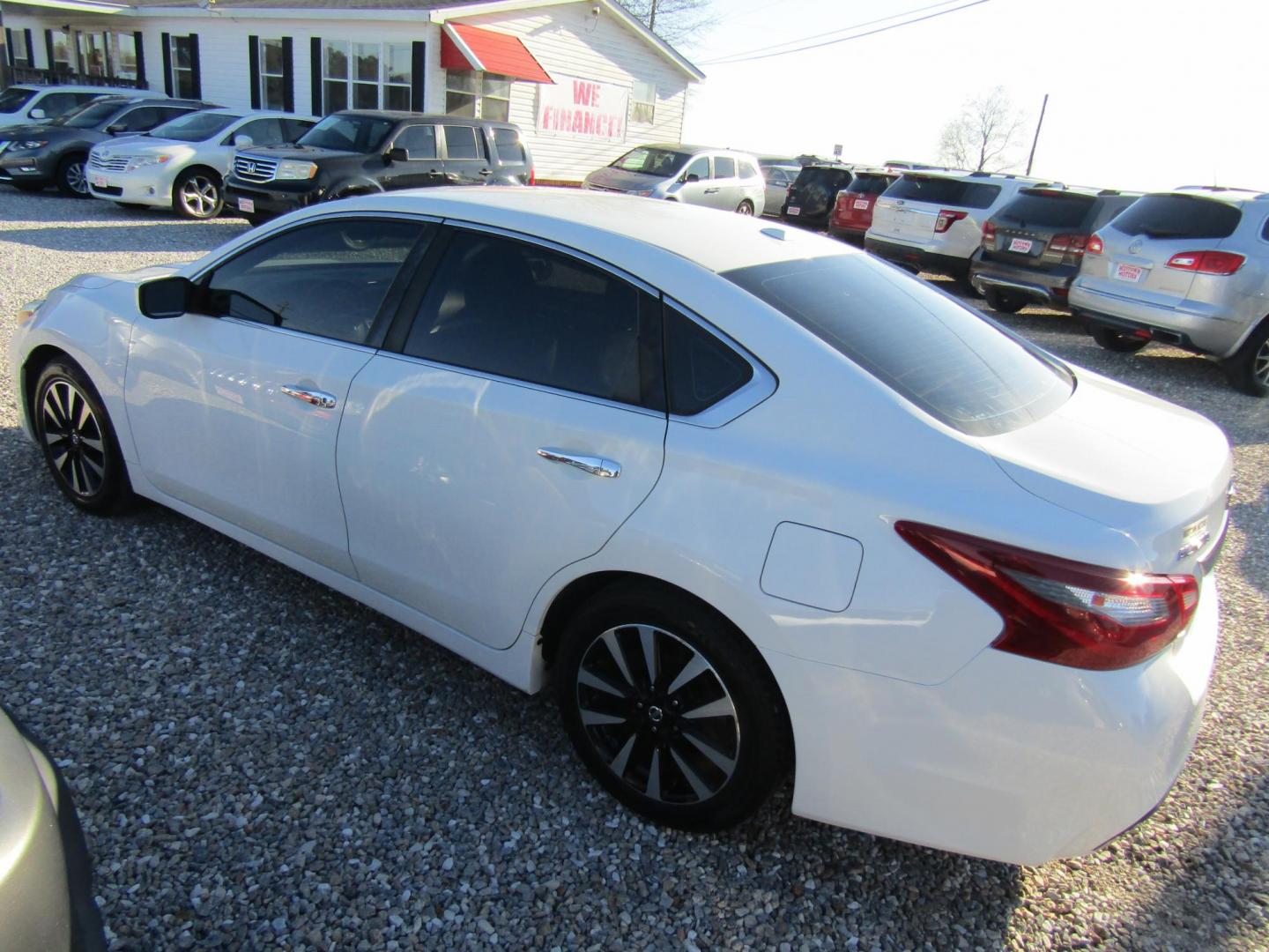 2018 White Nissan Altima 2.5 (1N4AL3AP8JC) with an 2.5L L4 DOHC 16V engine, Automatic transmission, located at 15016 S Hwy 231, Midland City, AL, 36350, (334) 983-3001, 31.306210, -85.495277 - Photo#5
