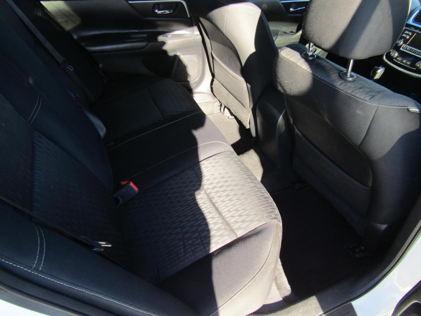 2018 White Nissan Altima 2.5 (1N4AL3AP8JC) with an 2.5L L4 DOHC 16V engine, Automatic transmission, located at 15016 S Hwy 231, Midland City, AL, 36350, (334) 983-3001, 31.306210, -85.495277 - Photo#8